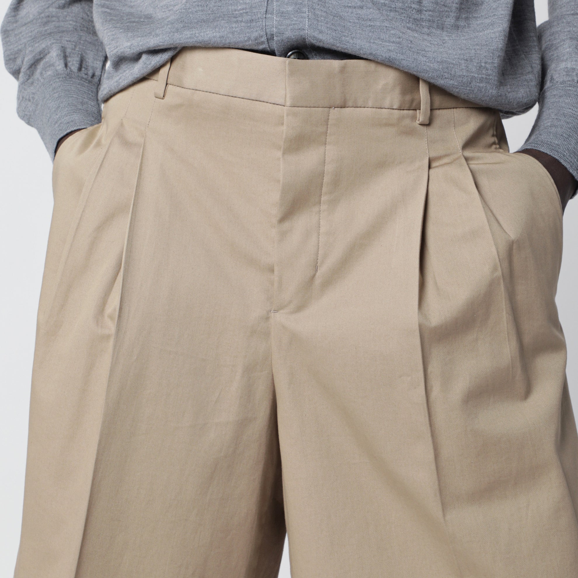 Beige pleated bermuda shorts in cotton