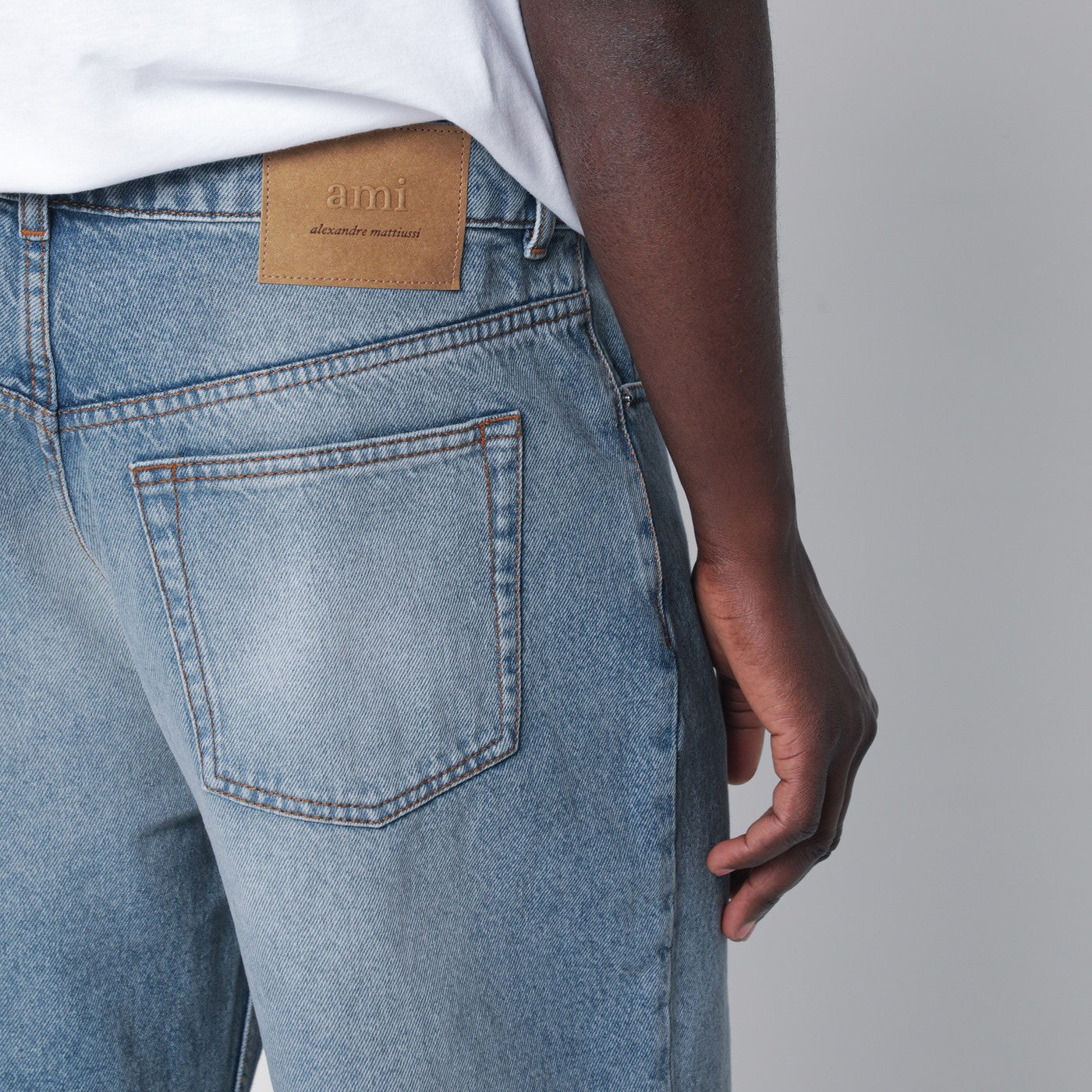 Blue washed-effect jeans