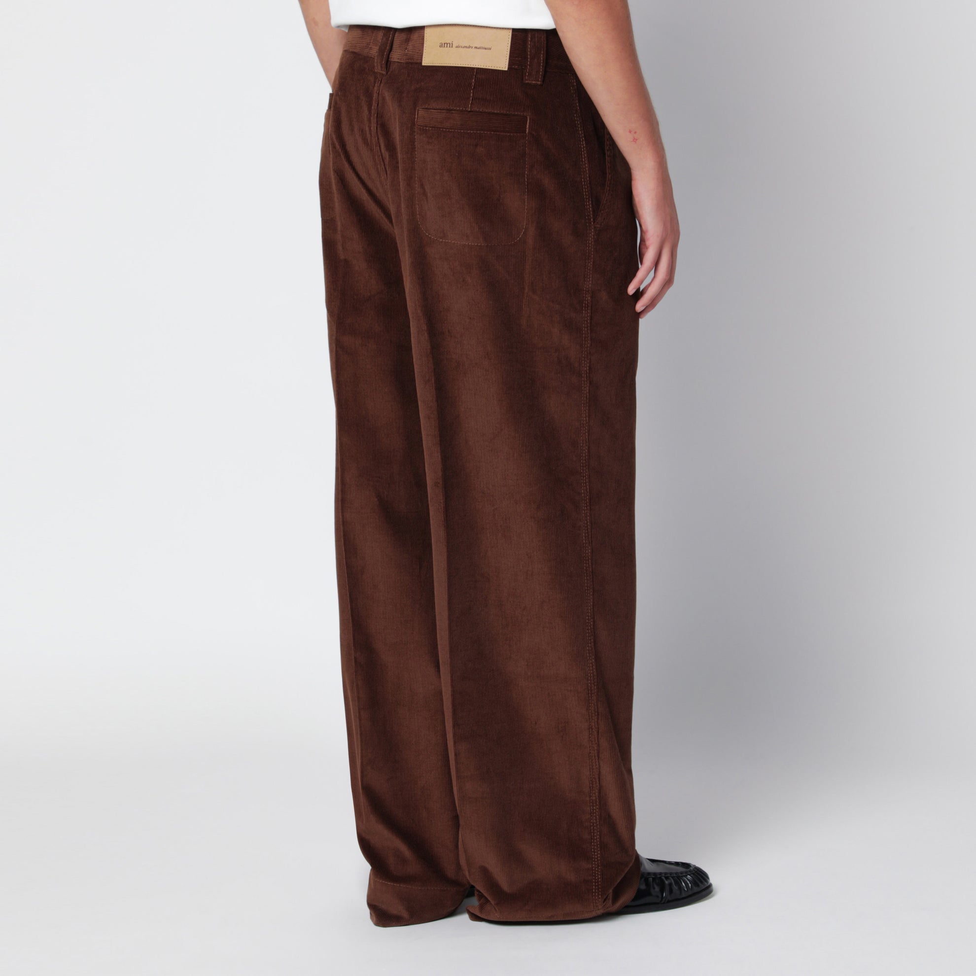 pantalon en velours côtelé marron chocolat