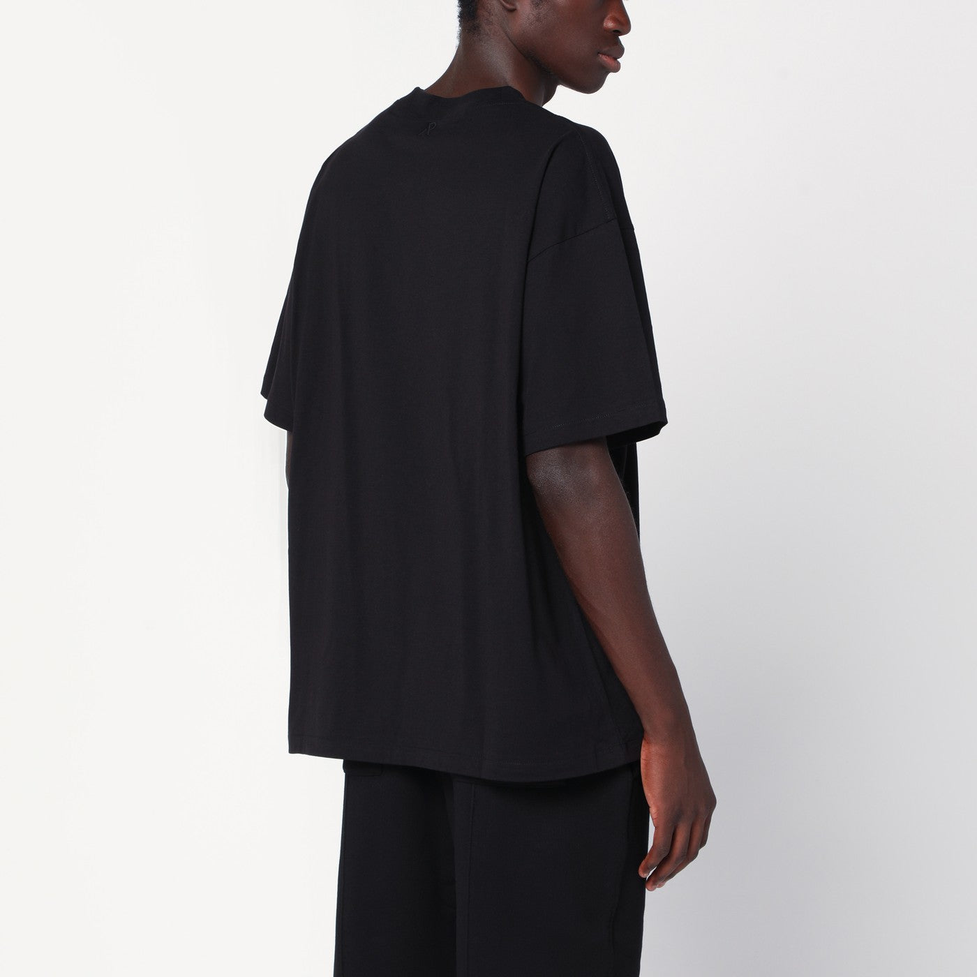 black crew neck t-shirt