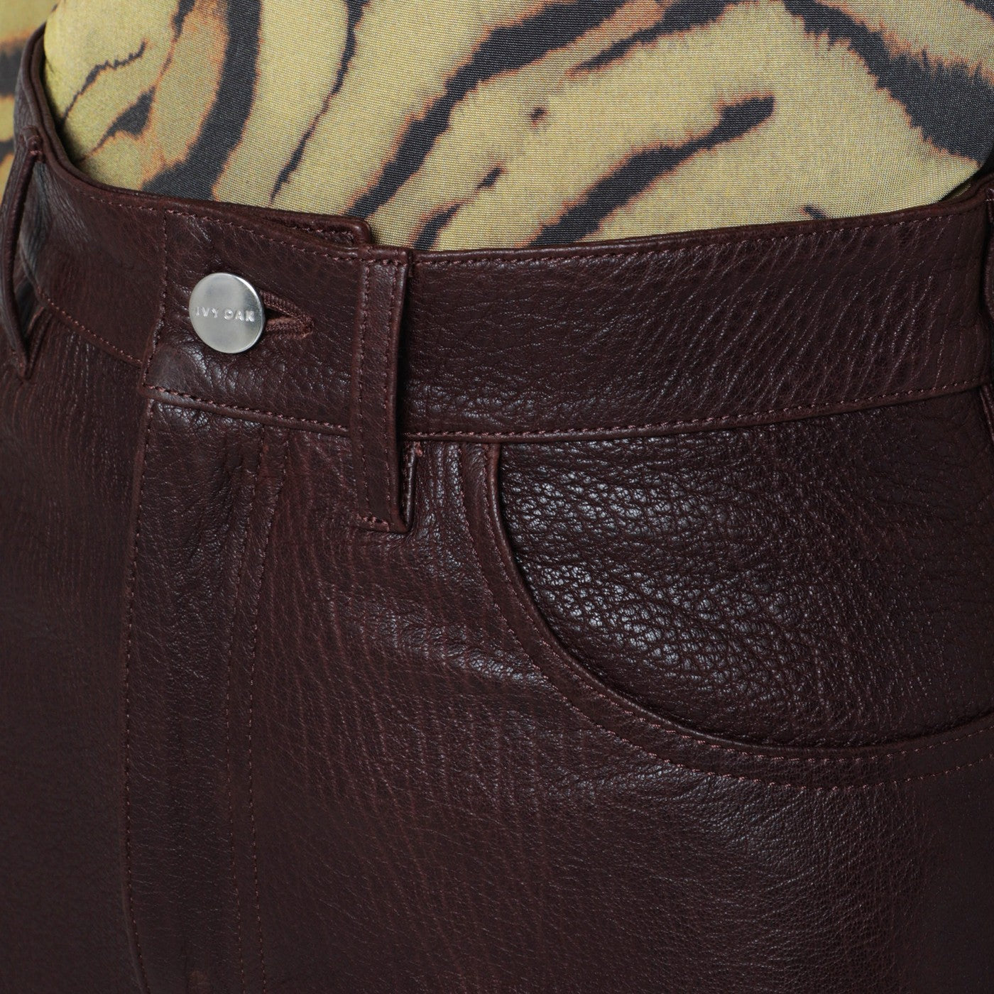 Bordeauxroter Midirock aus Leder