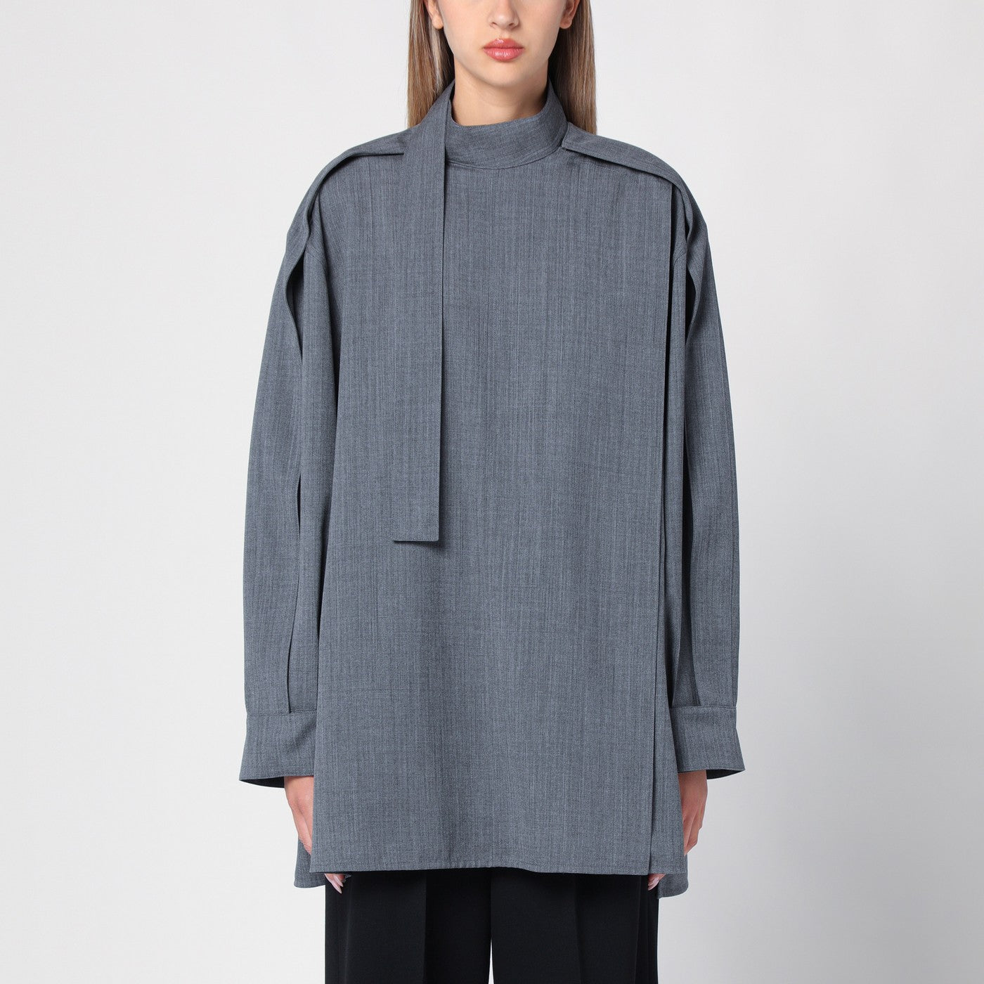 Graue Bluse aus Wolle mit Schal