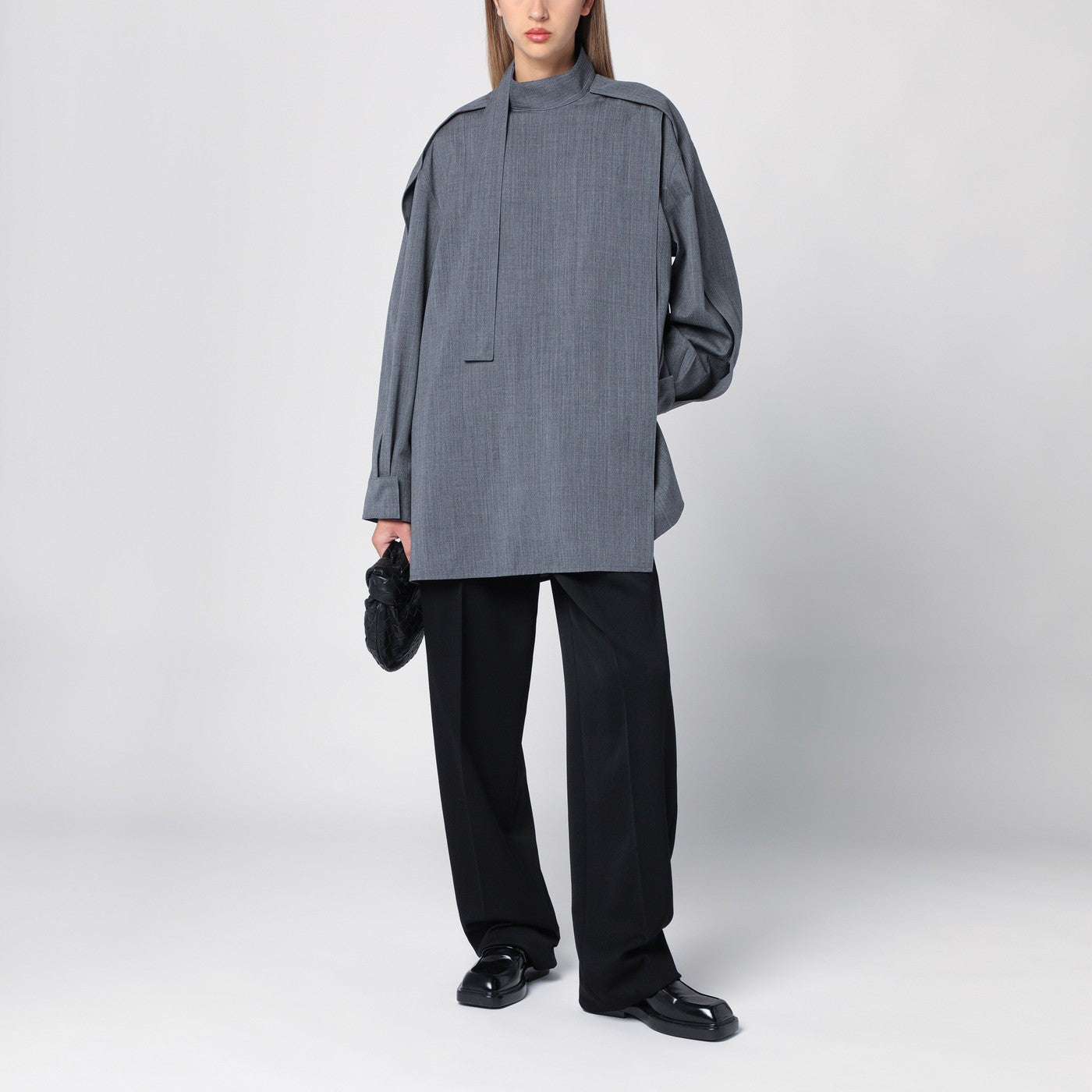 Graue Bluse aus Wolle mit Schal