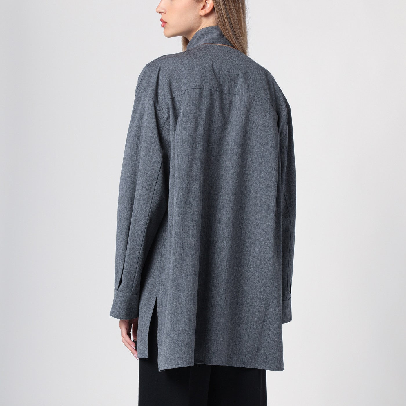 Graue Bluse aus Wolle mit Schal