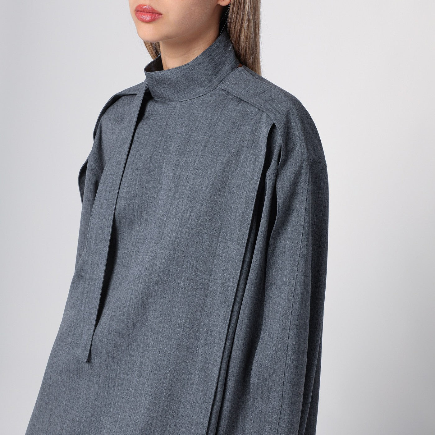 Graue Bluse aus Wolle mit Schal