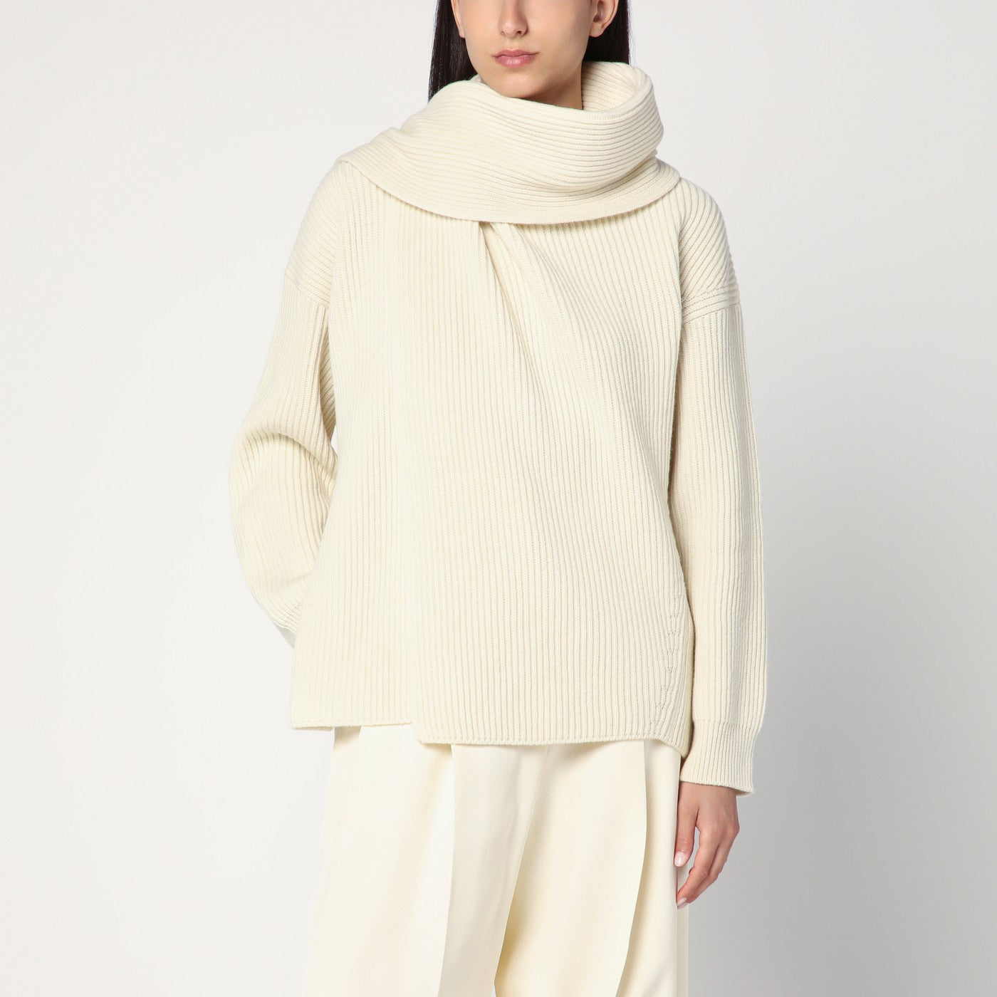 Maglione avorio in lana con sciarpa