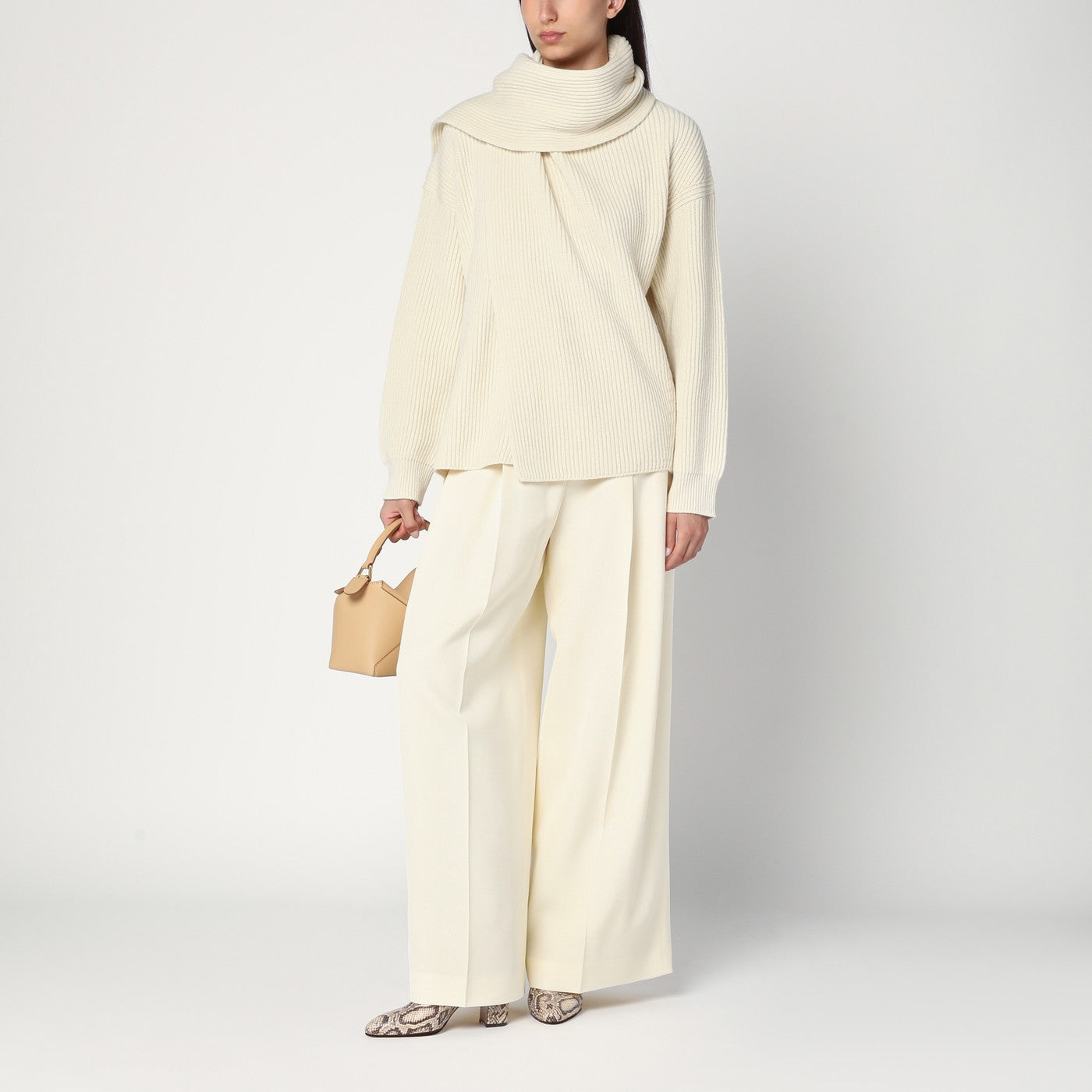 Maglione avorio in lana con sciarpa