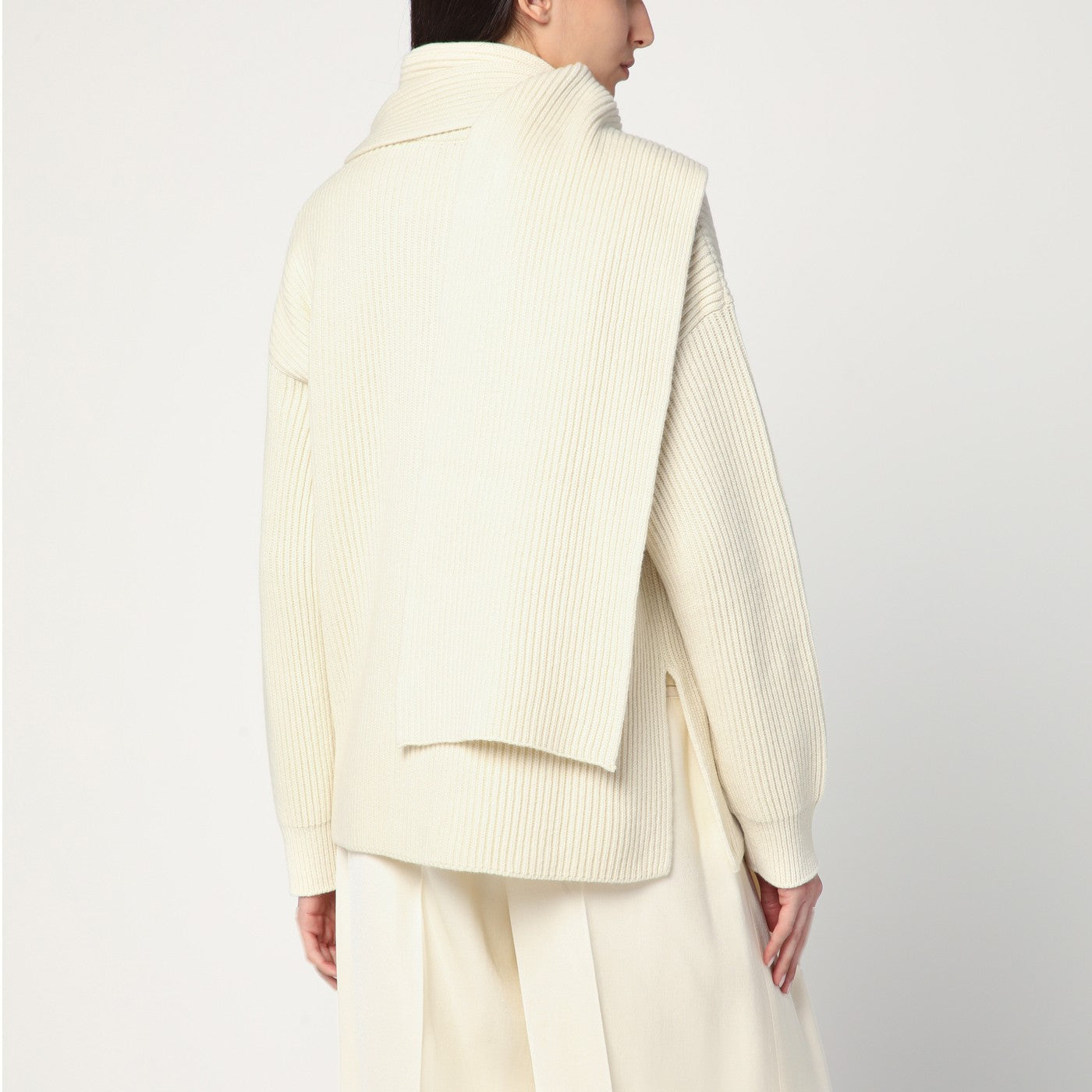 Maglione avorio in lana con sciarpa