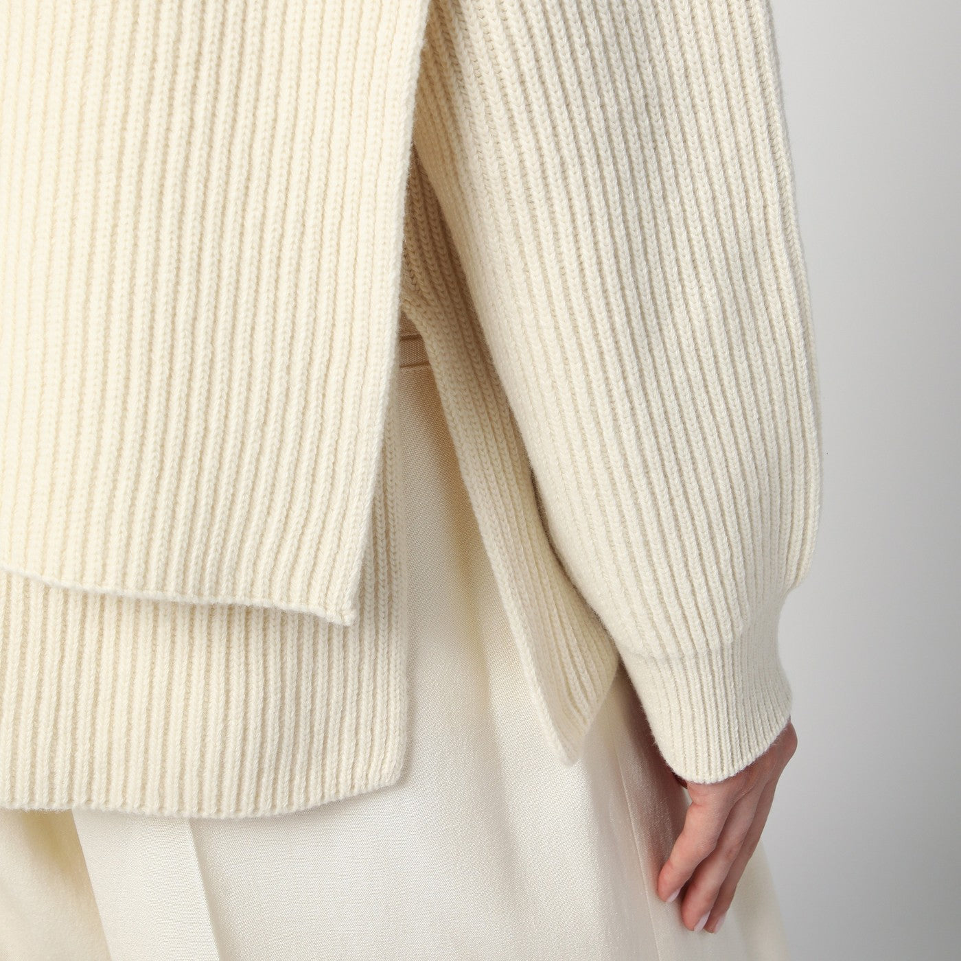 Maglione avorio in lana con sciarpa