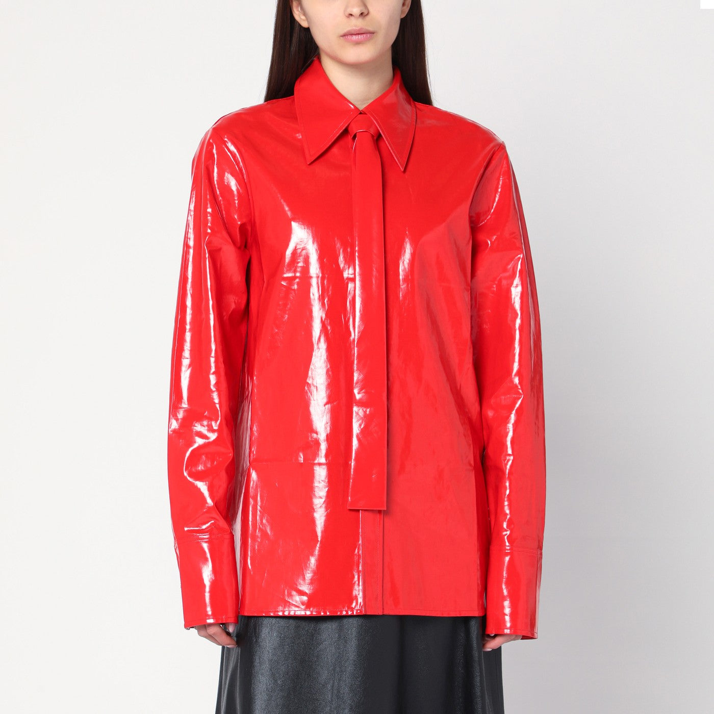 Shiny linen shirt with red tie