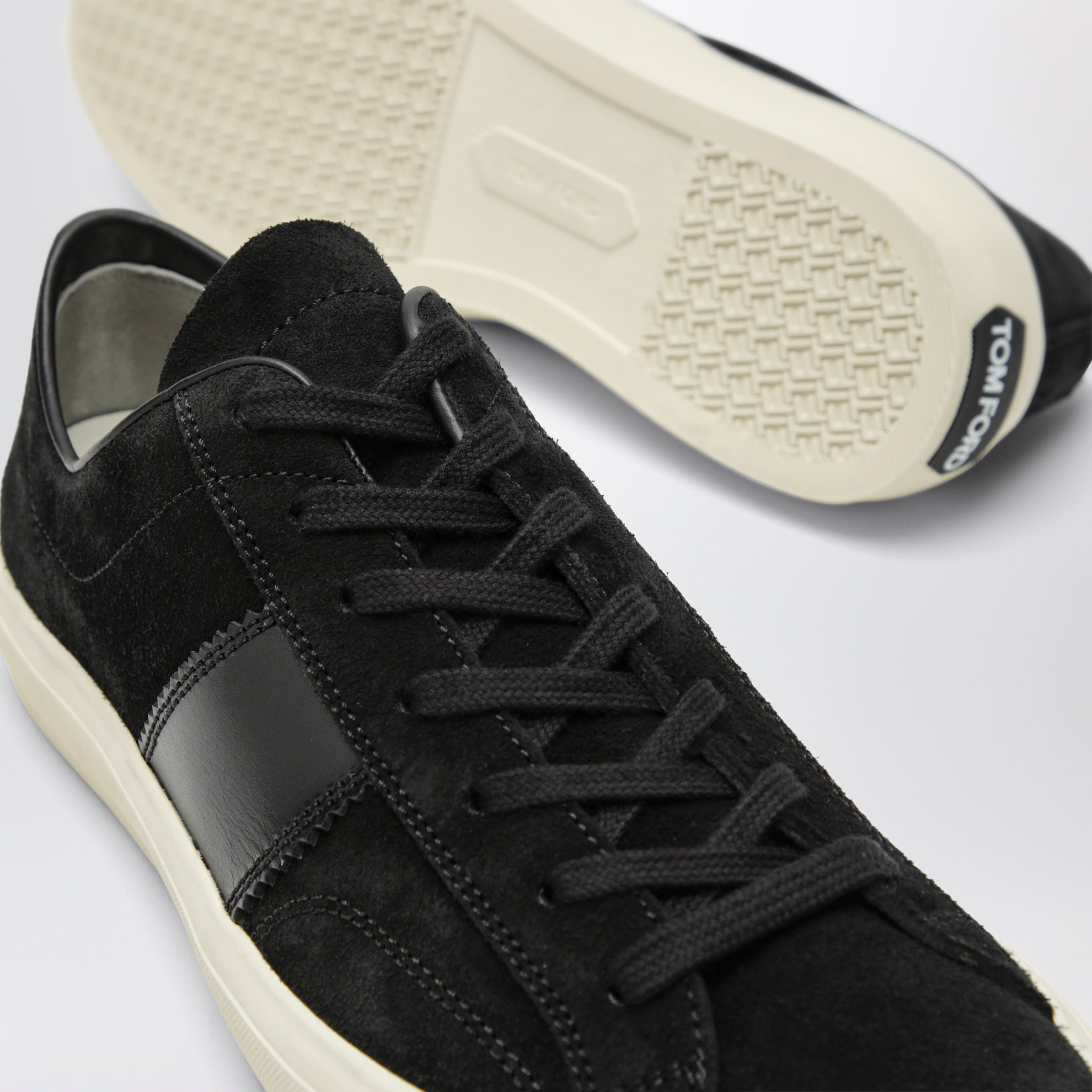Sneakers nera in pelle scamosciata