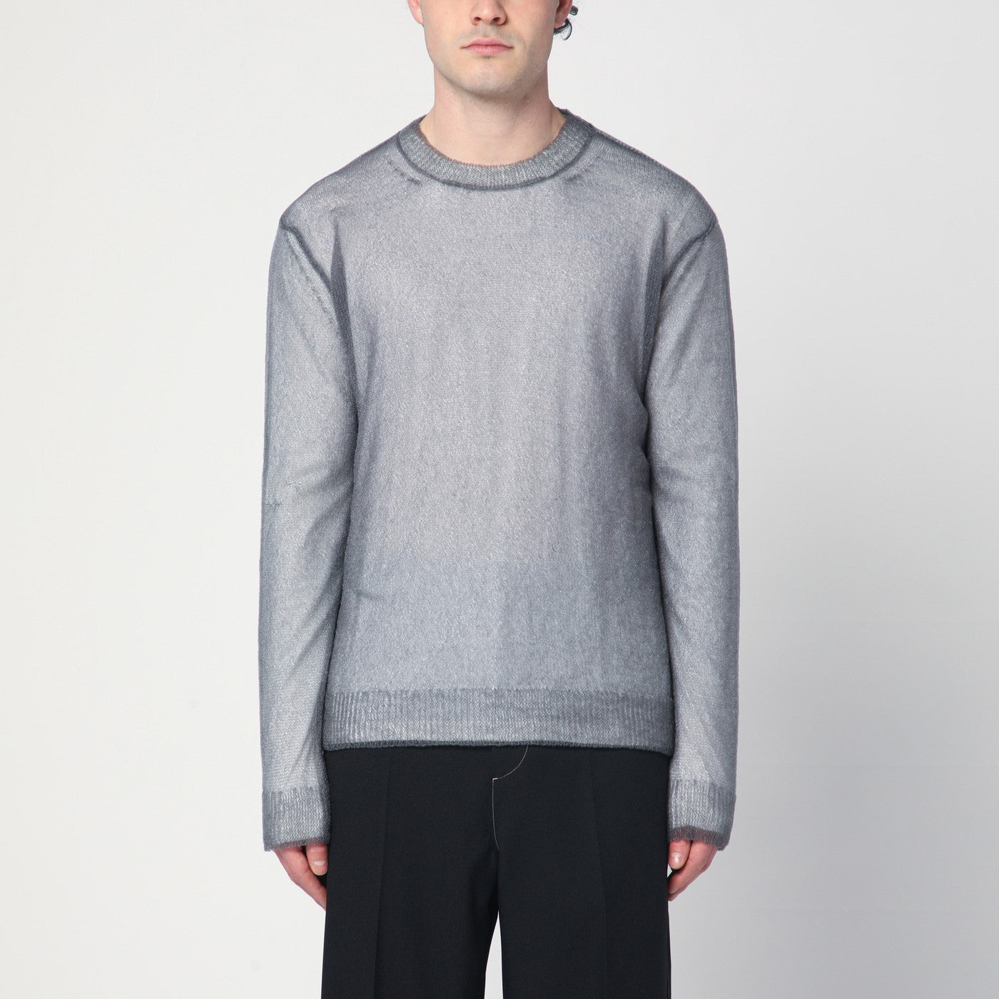 Grauer Pullover im Lagen-Design