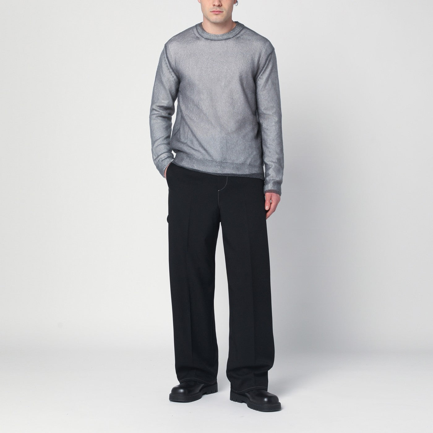 Grauer Pullover im Lagen-Design