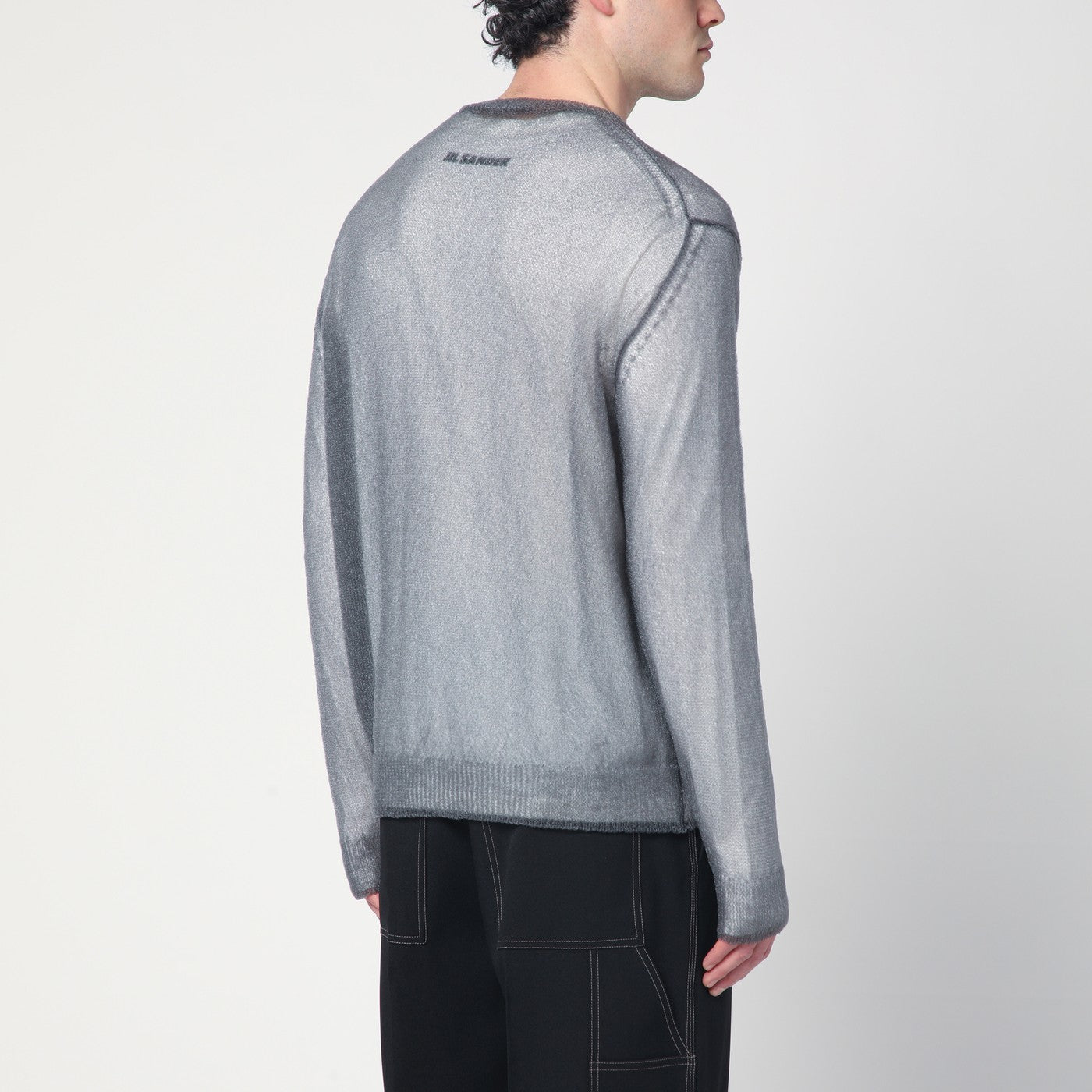 Grauer Pullover im Lagen-Design