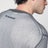 Grauer Pullover im Lagen-Design