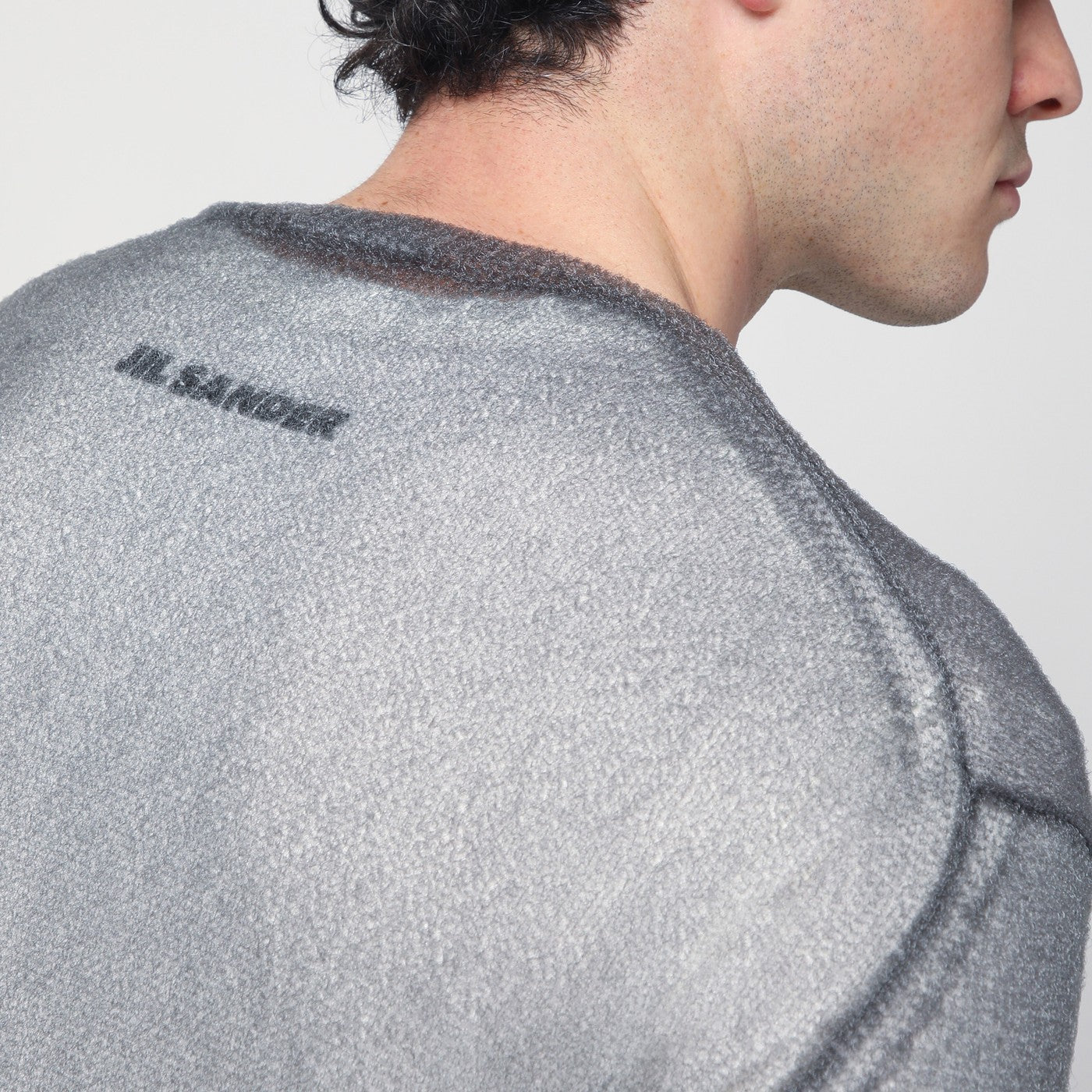 Grauer Pullover im Lagen-Design