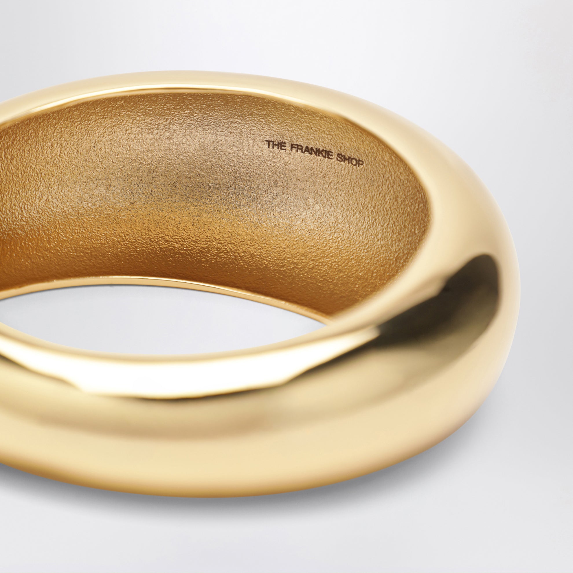 Armreif aus goldfarbenem Metall