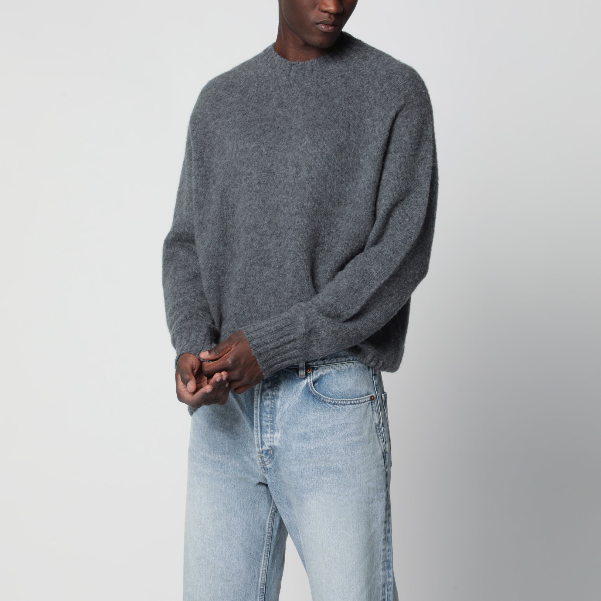 Kaschmirpullover mit Rundhals in Anthrazit