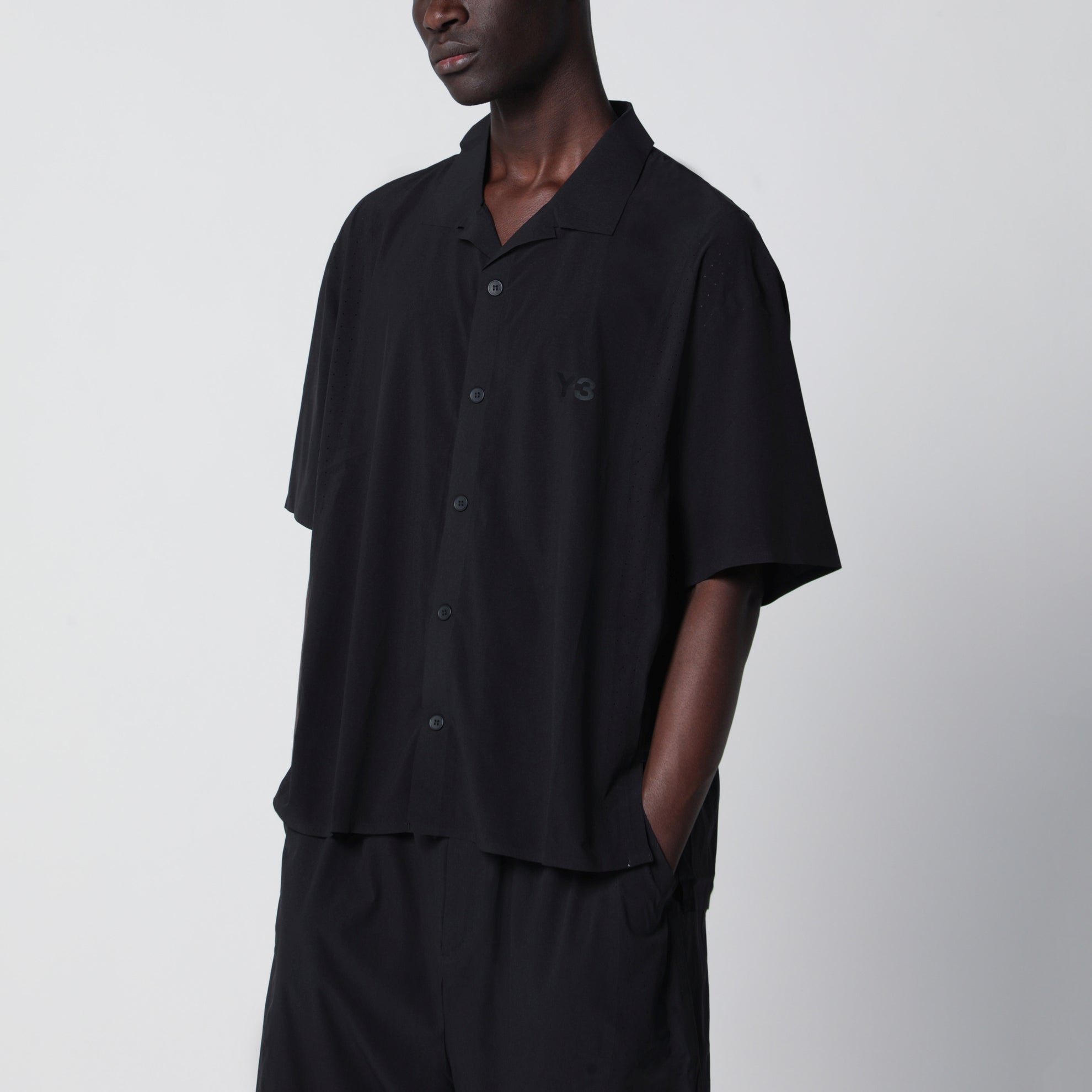 Ultralight Woven loose-fit shirt in black