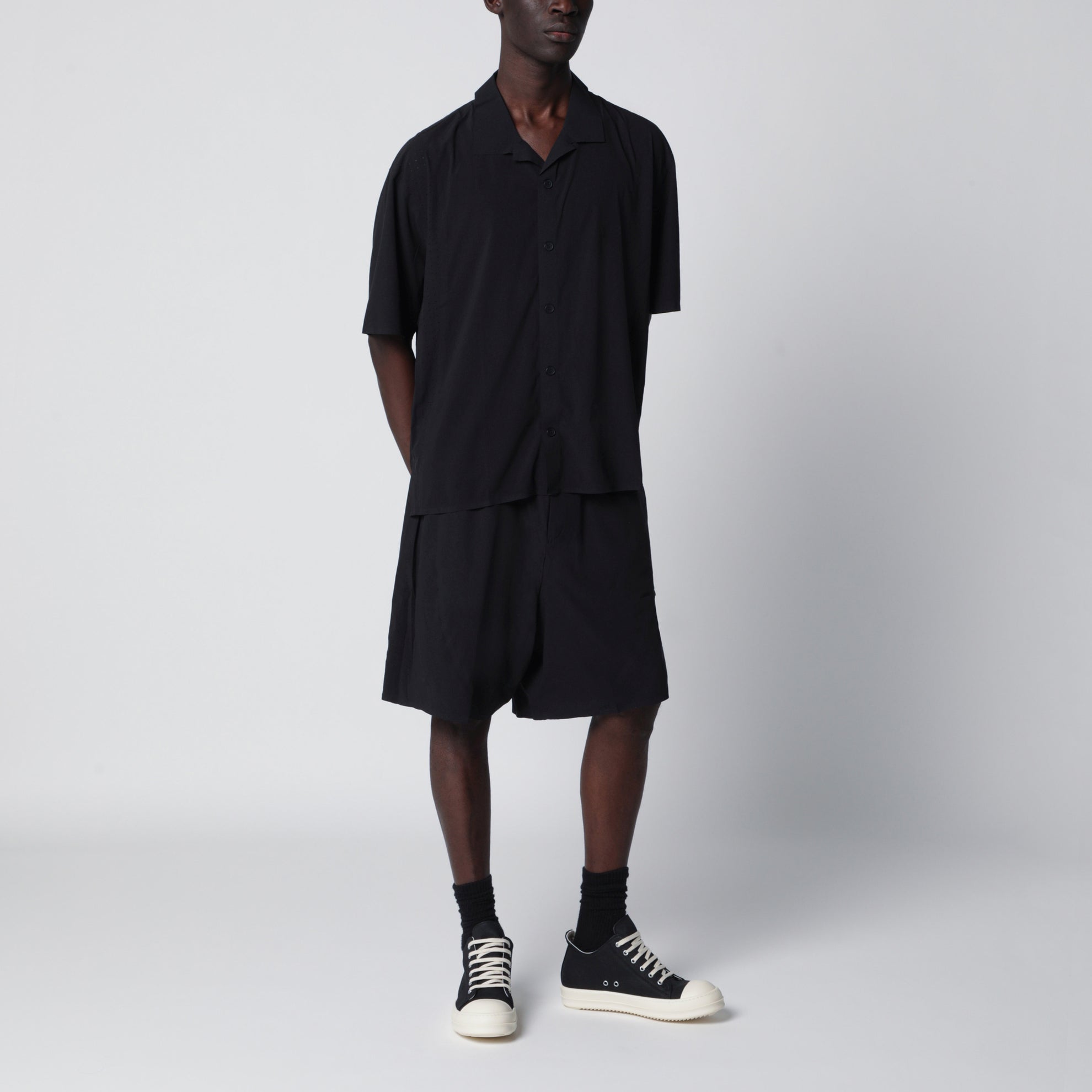 Ultralight Woven loose-fit shirt in black