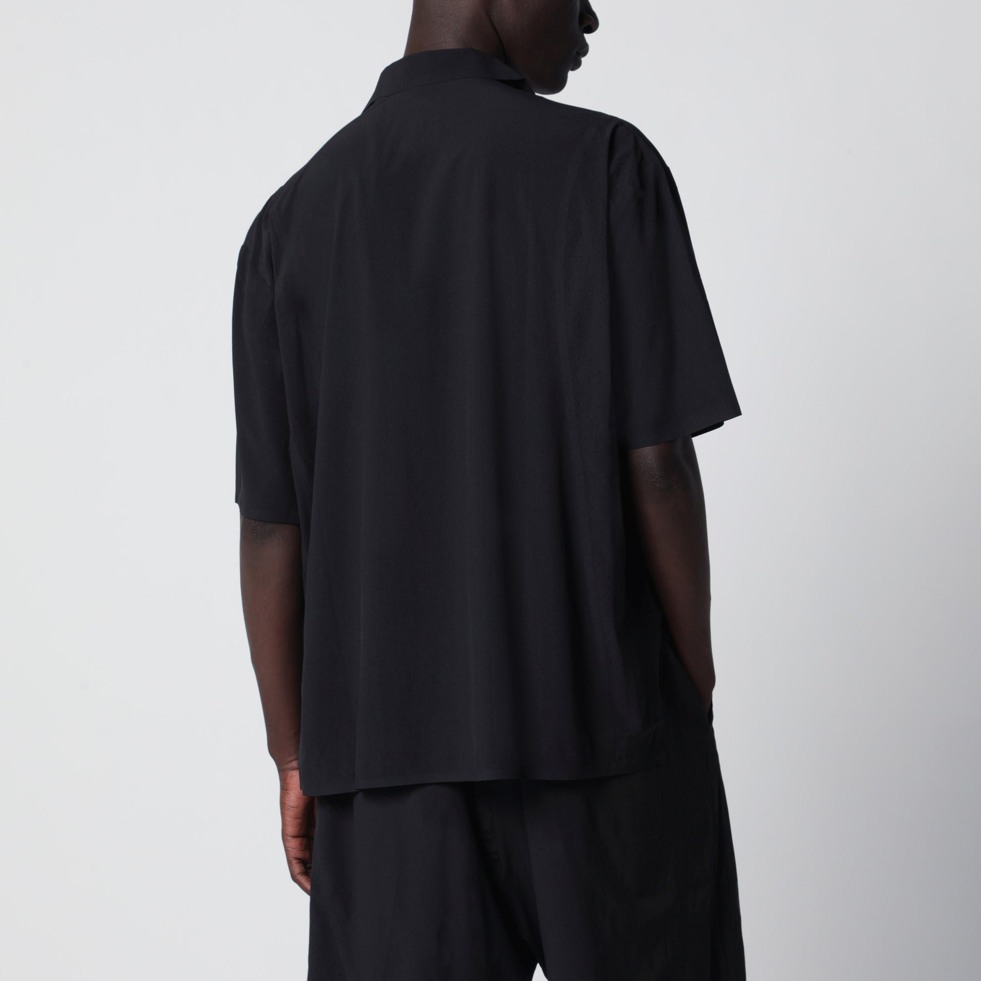 Ultralight Woven loose-fit shirt in black