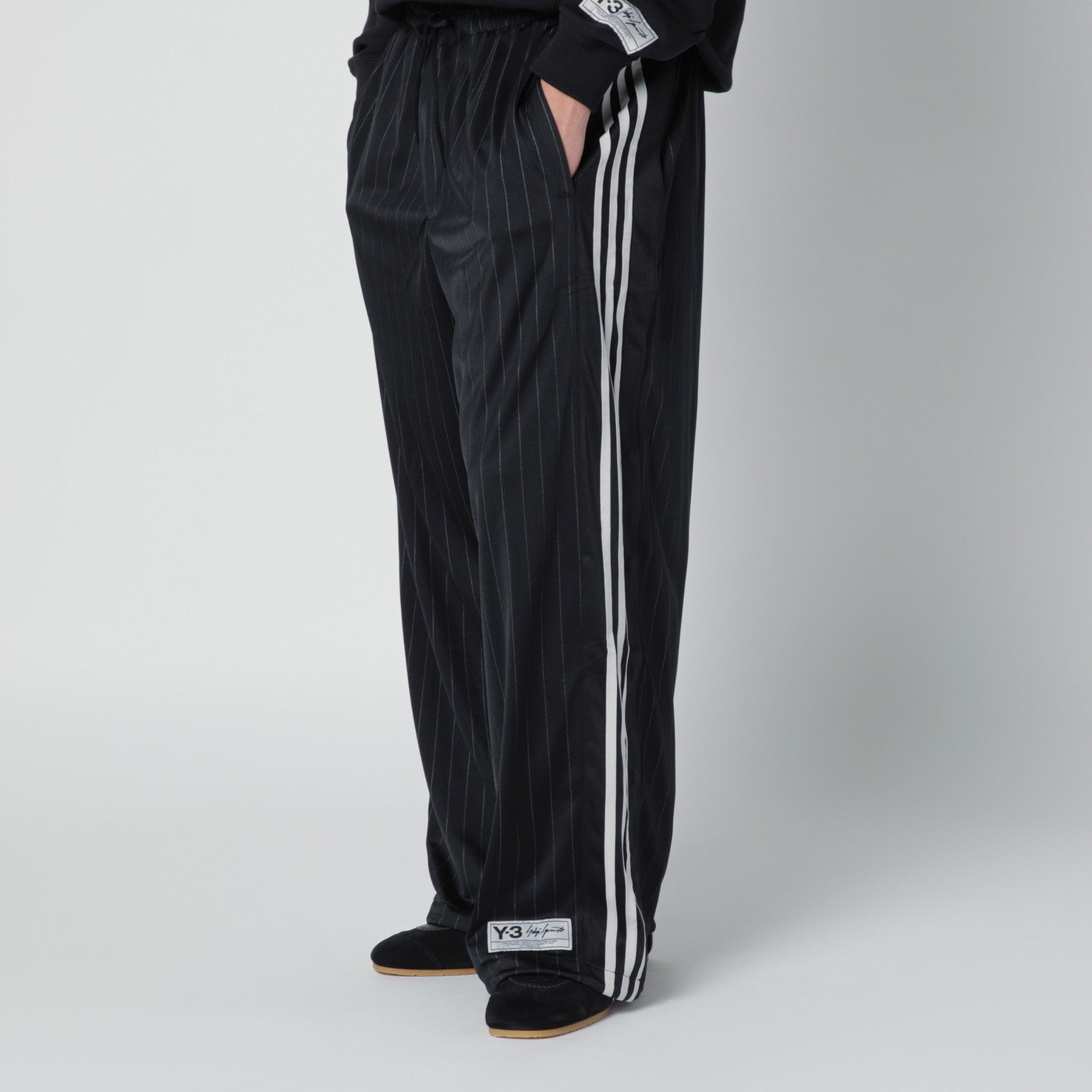 Schwarze Jogginghose mit Nadelstreifenmuster