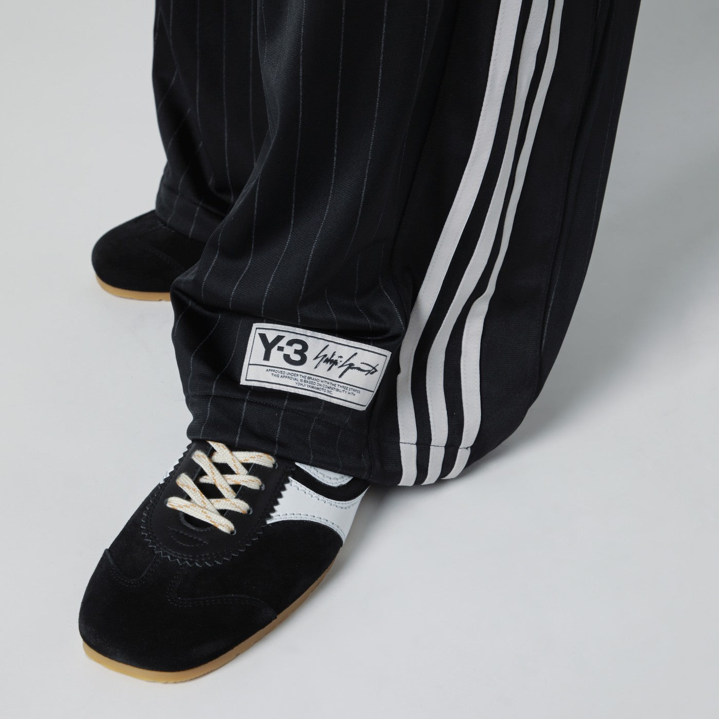 Schwarze Jogginghose mit Nadelstreifenmuster