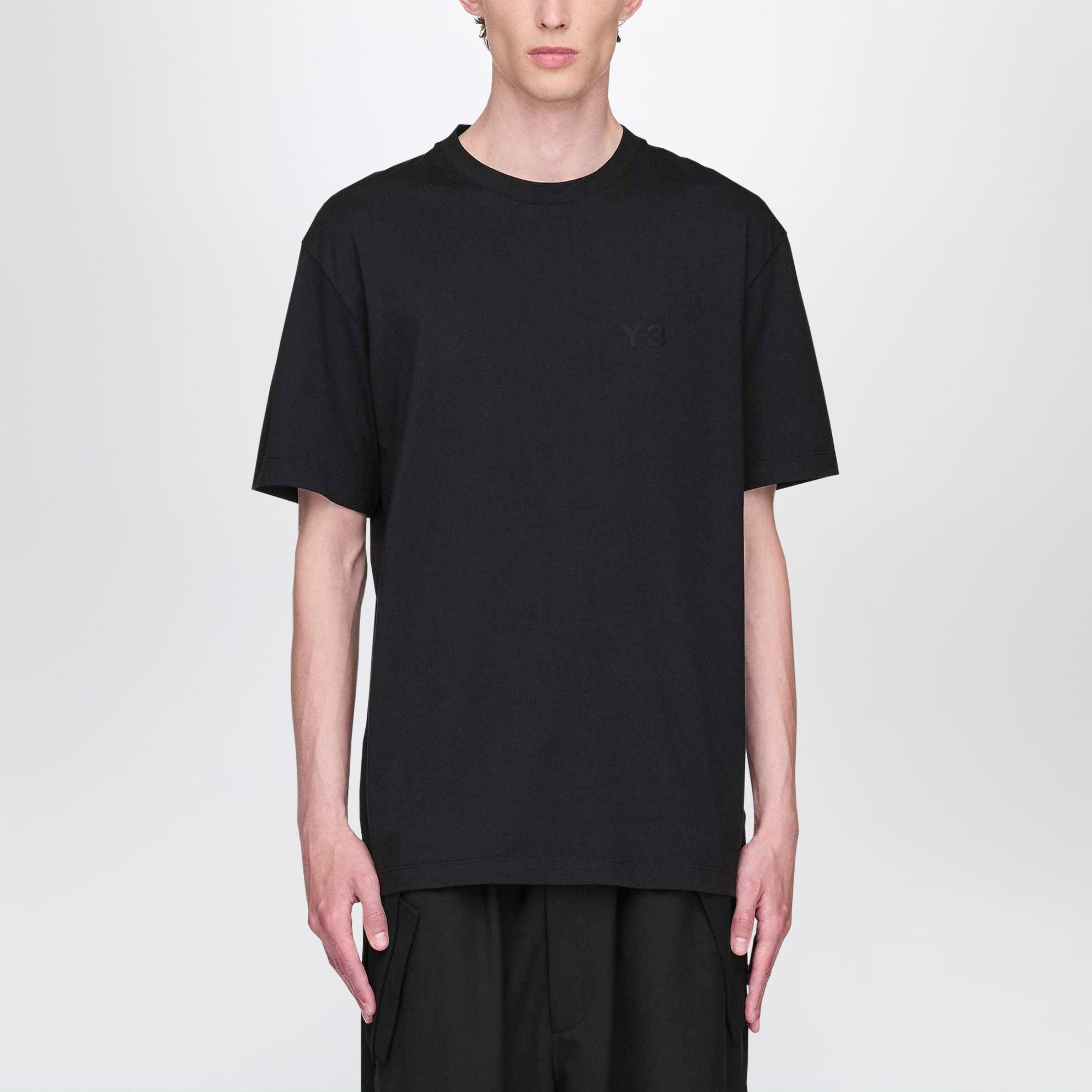 T-shirt nera con logo