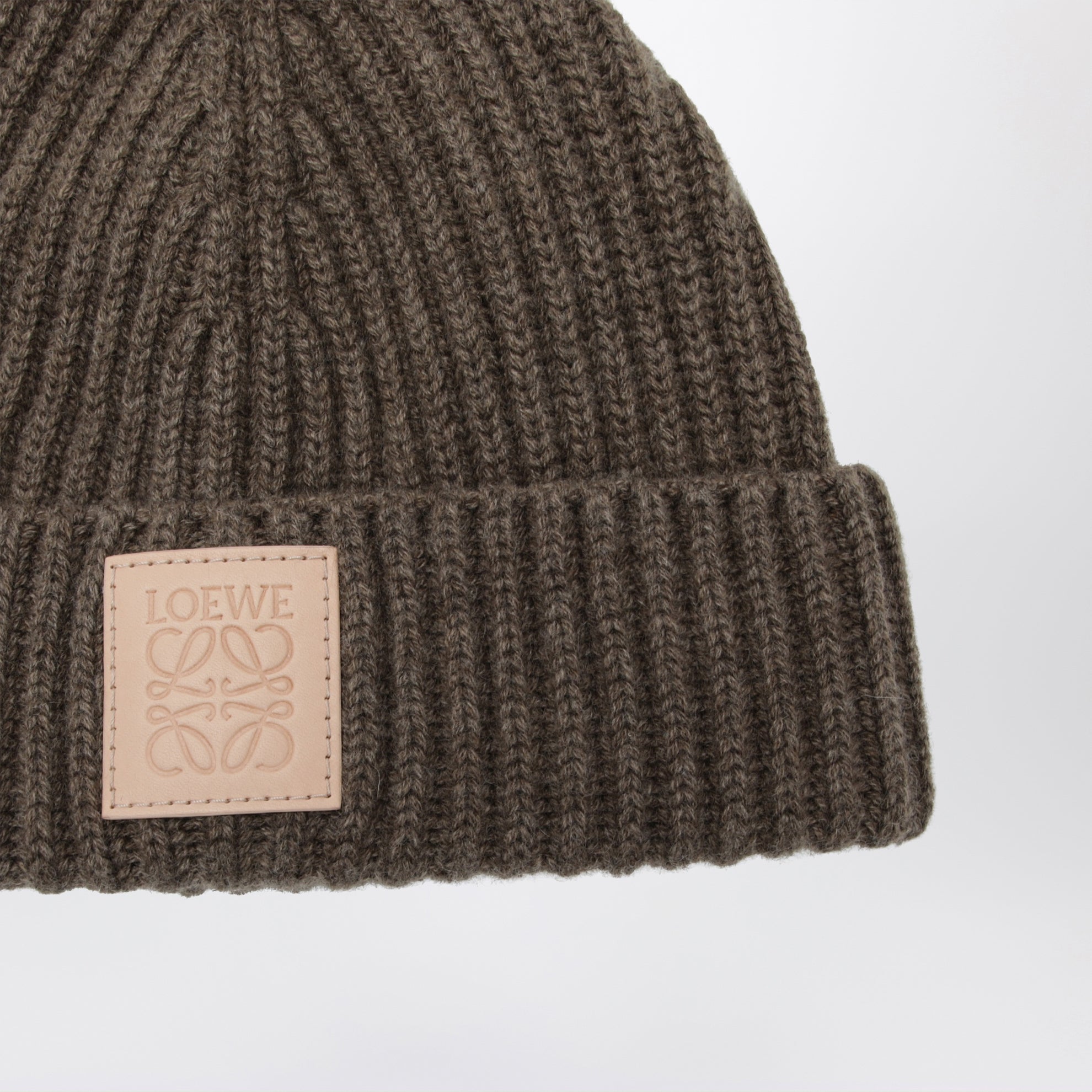 Dark beige ribbed cashmere beanie