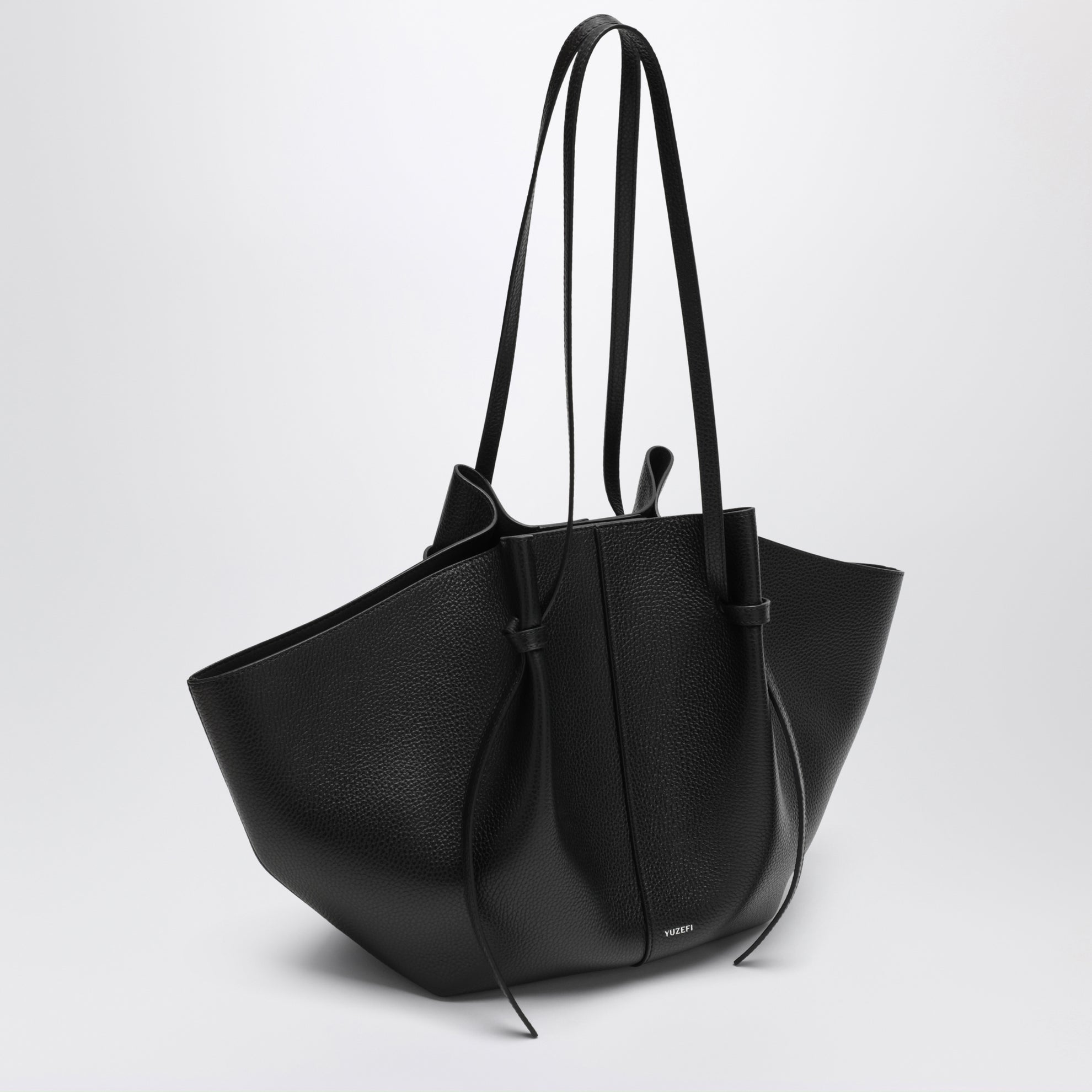 Borsa Large Mochi in pelle martellata nera