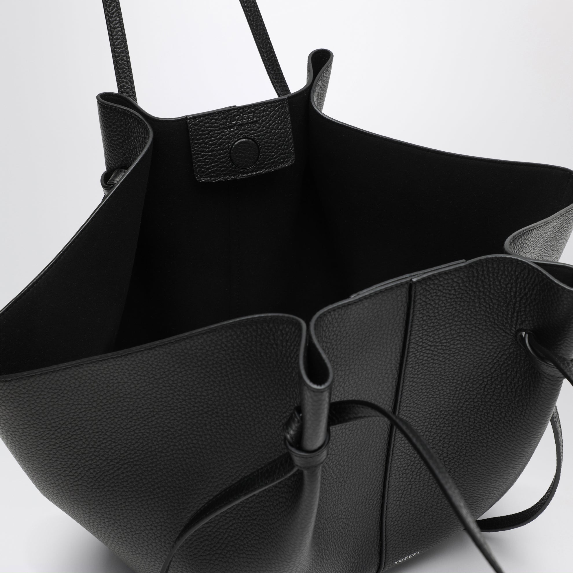 Borsa Large Mochi in pelle martellata nera