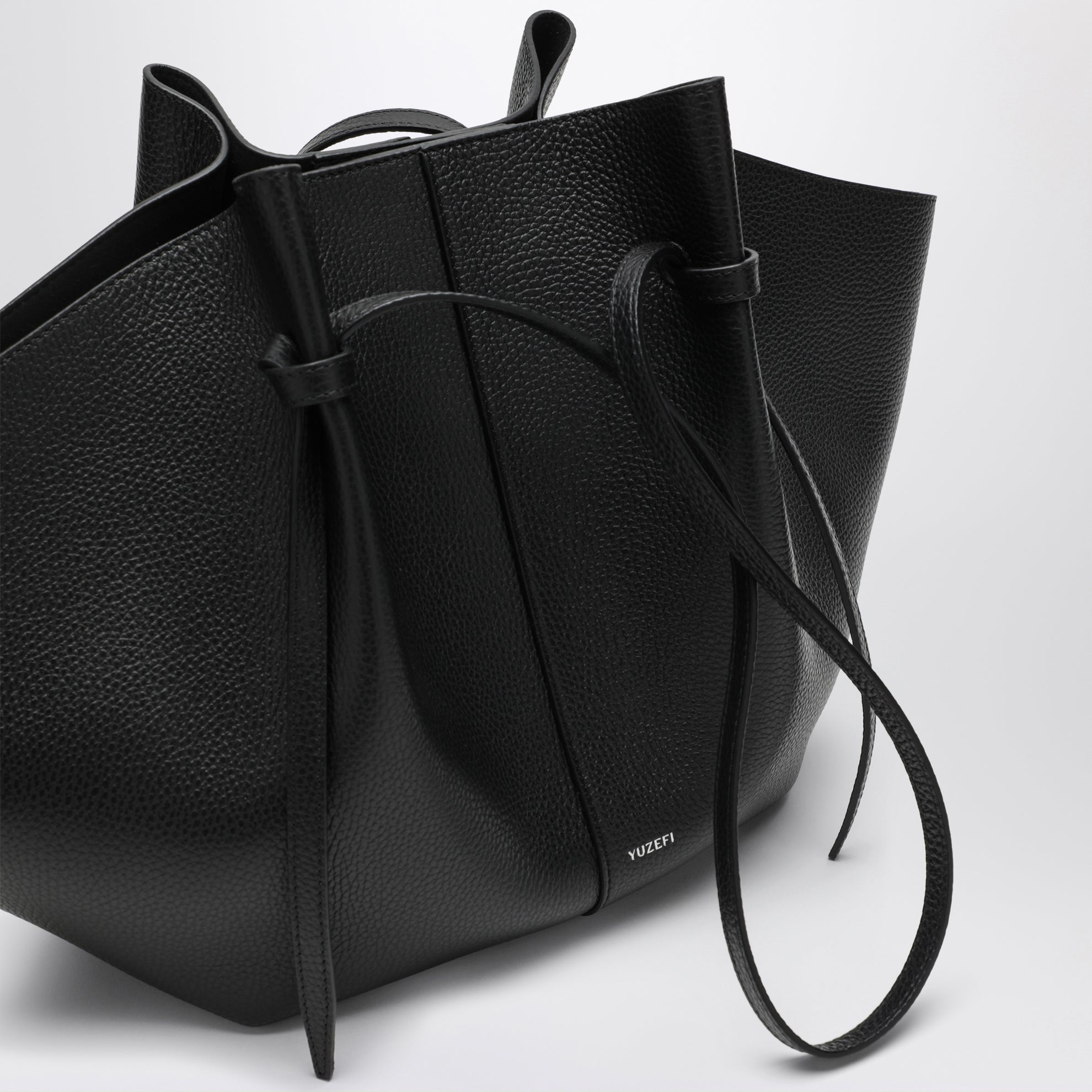 Borsa Large Mochi in pelle martellata nera