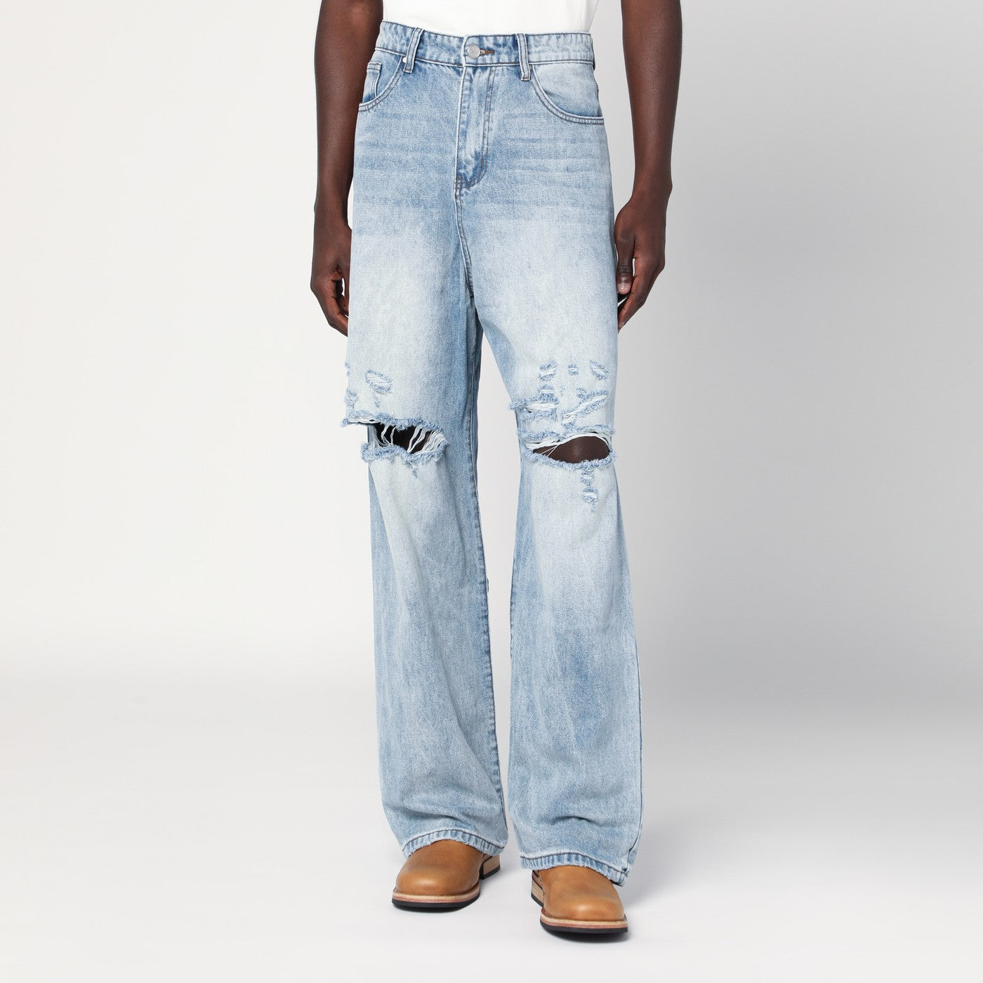 Jeans azzurro slavato con strappi