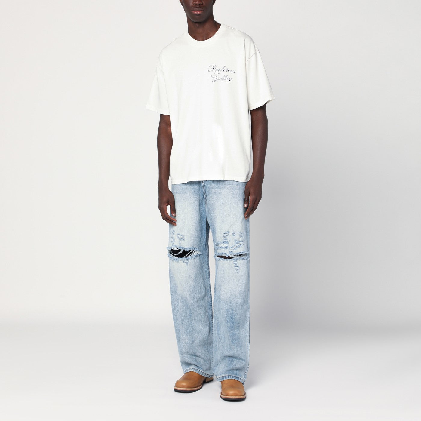 Jeans azzurro slavato con strappi