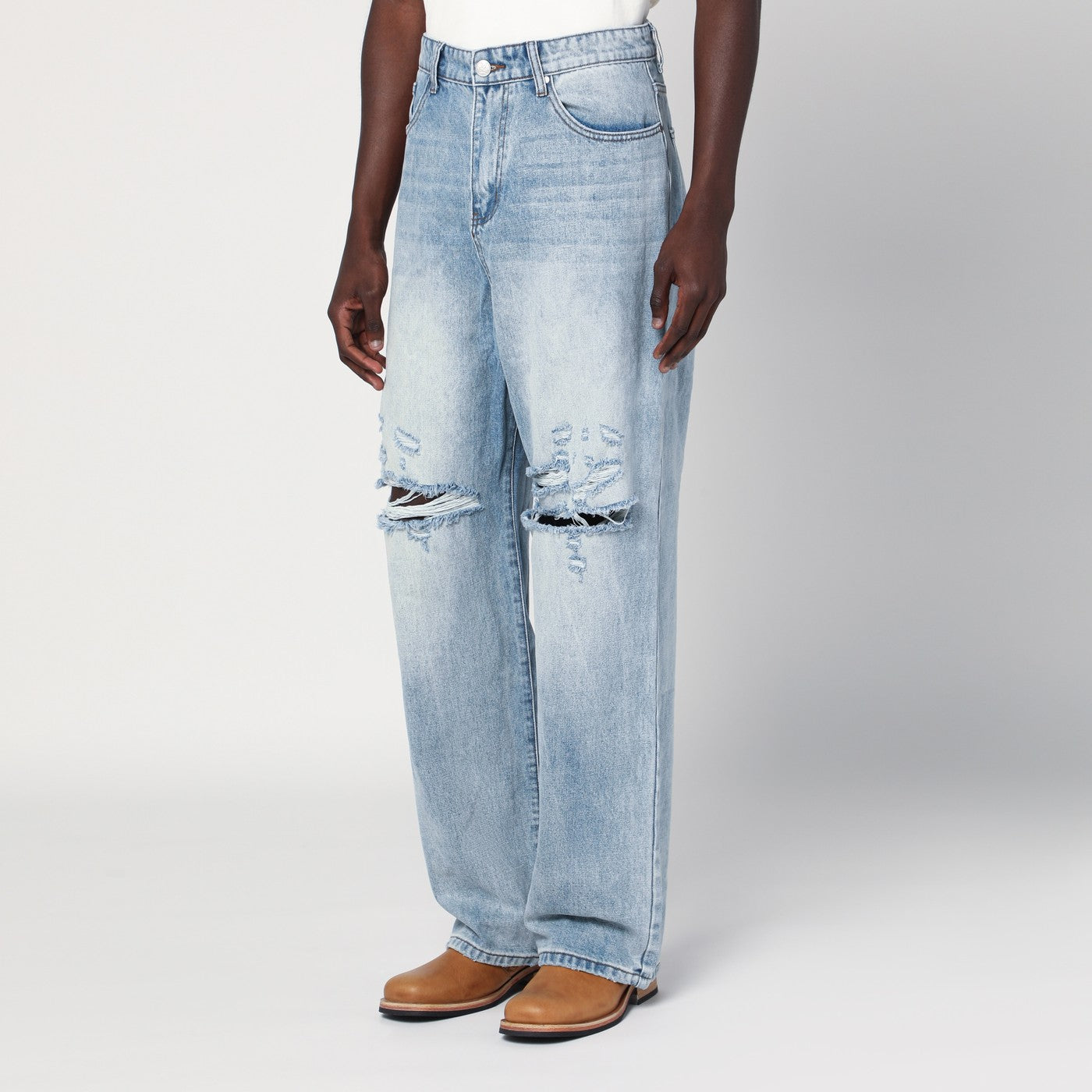 Jeans azzurro slavato con strappi