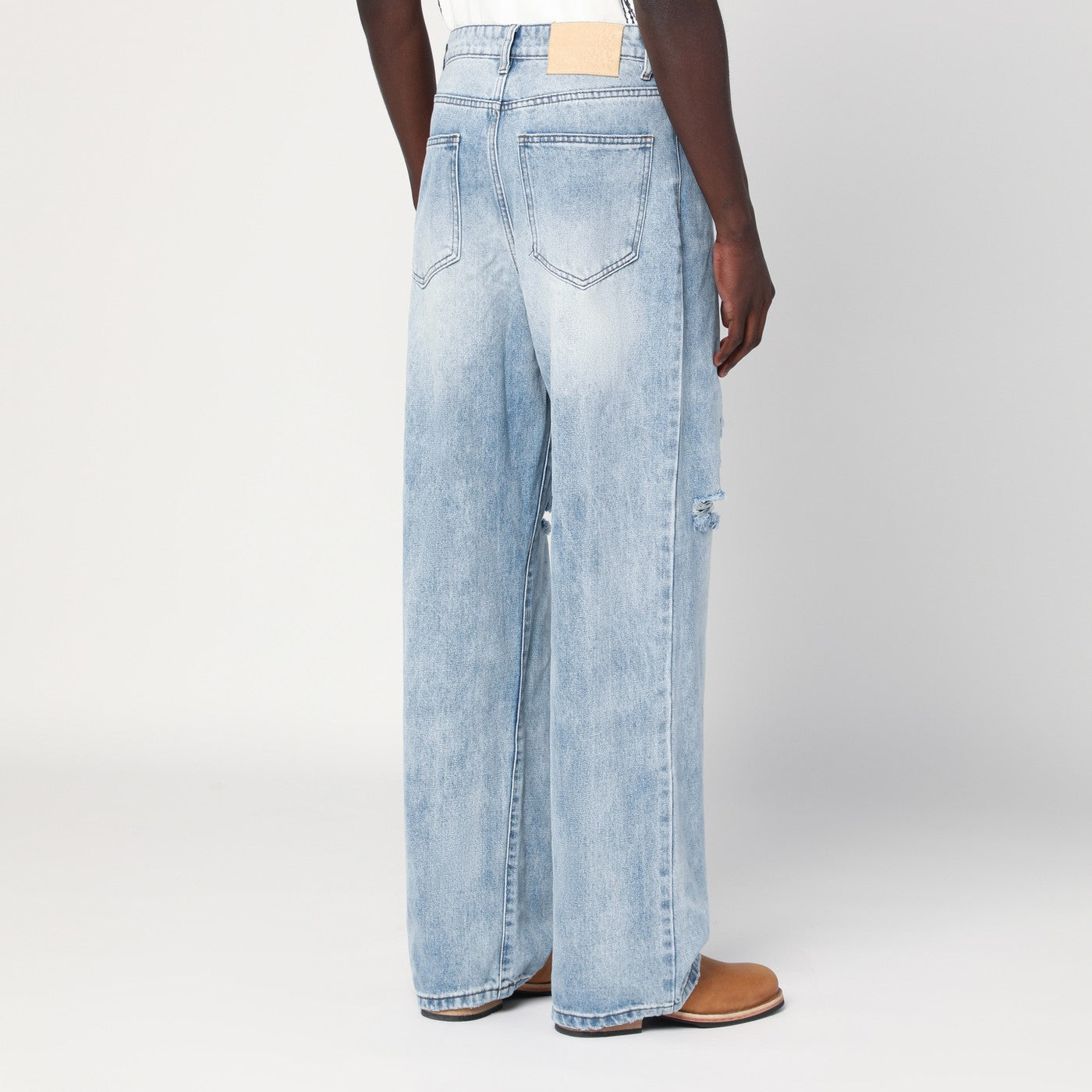 Jeans azzurro slavato con strappi