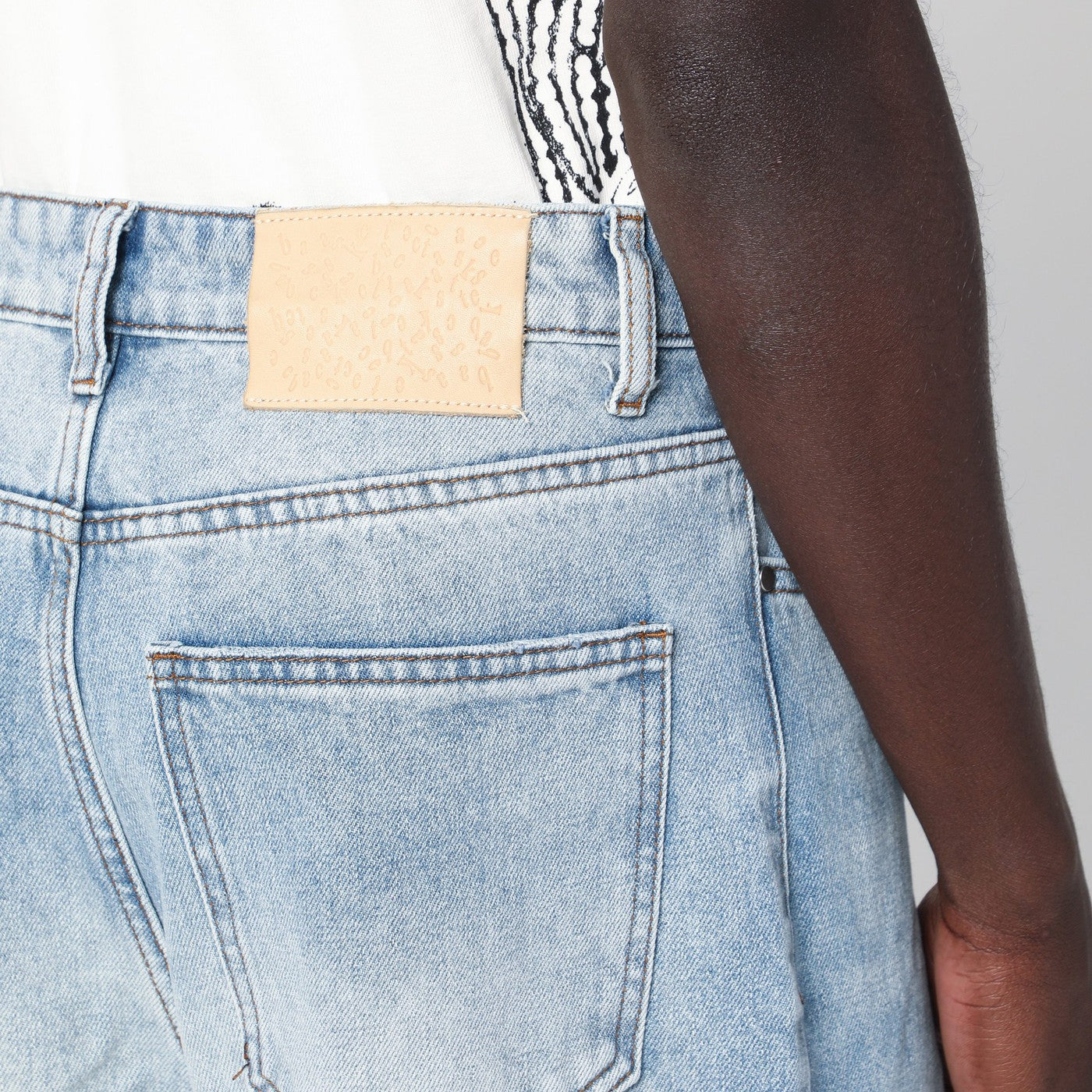 Jeans azzurro slavato con strappi