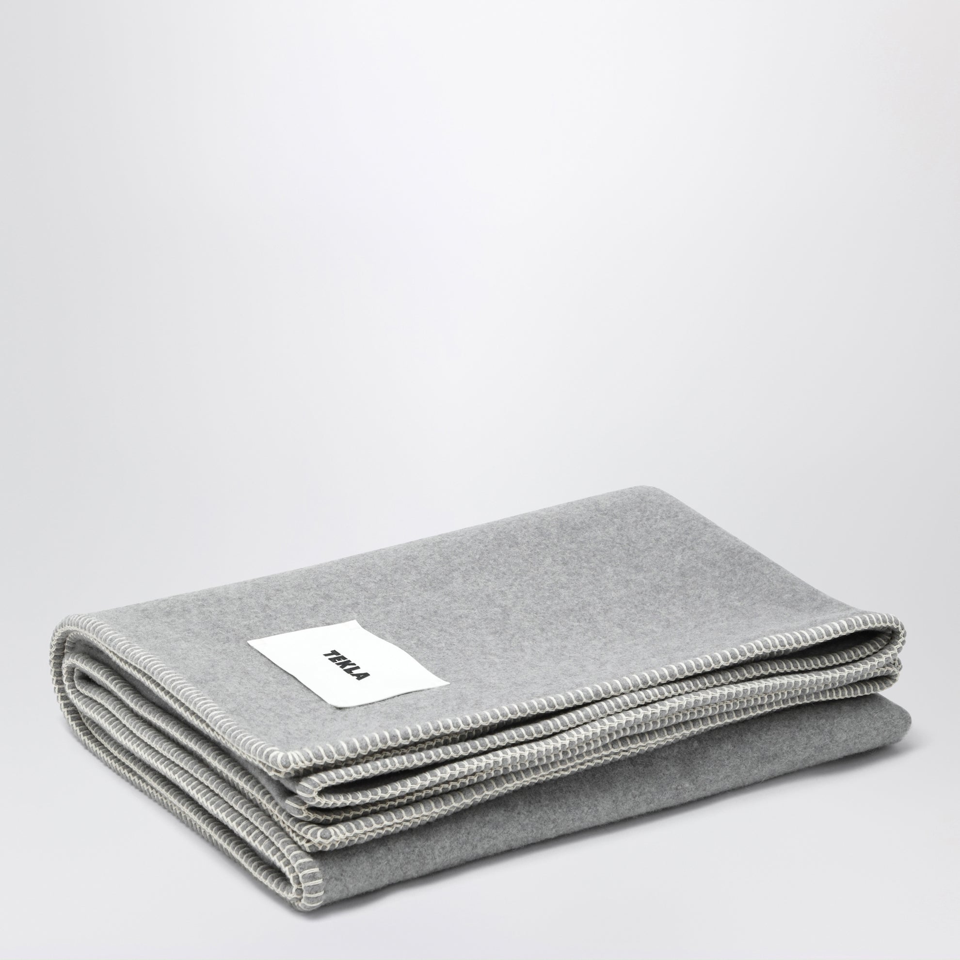 Coperta in lana d'agnello grigia