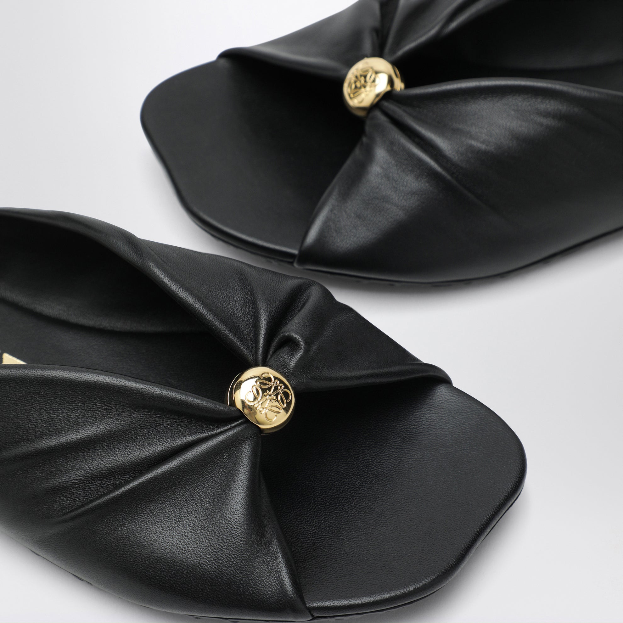Slides Pebble Soft aus Lammnappa in Schwarz
