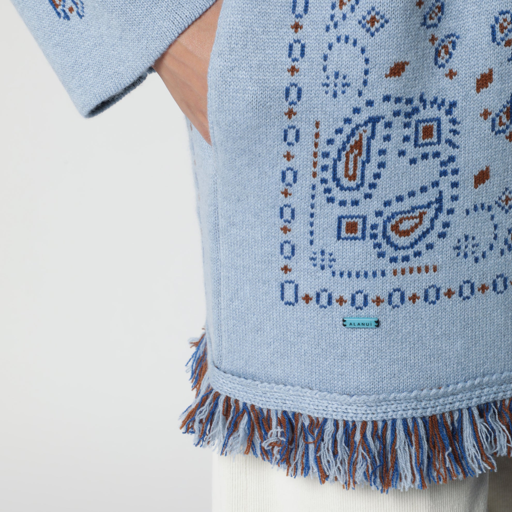 Hellblaue Strickjacke mit Bandana-Jacquardmuster