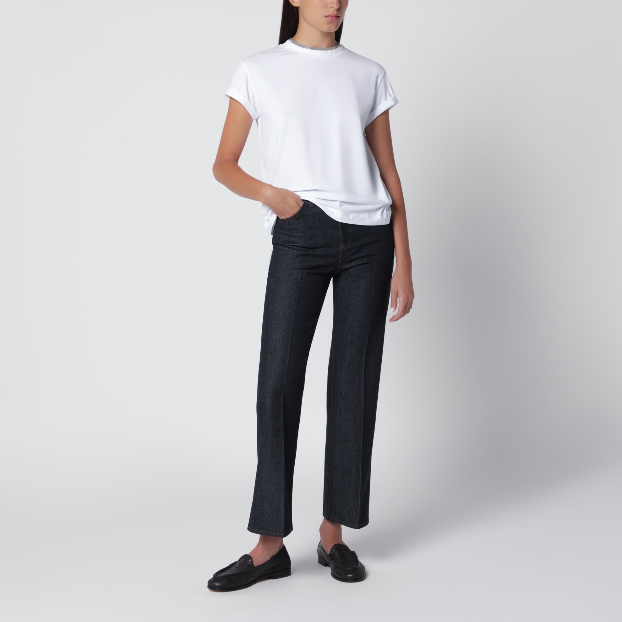 T-shirt bianca con girocollo con monile