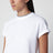 T-shirt bianca con girocollo con monile