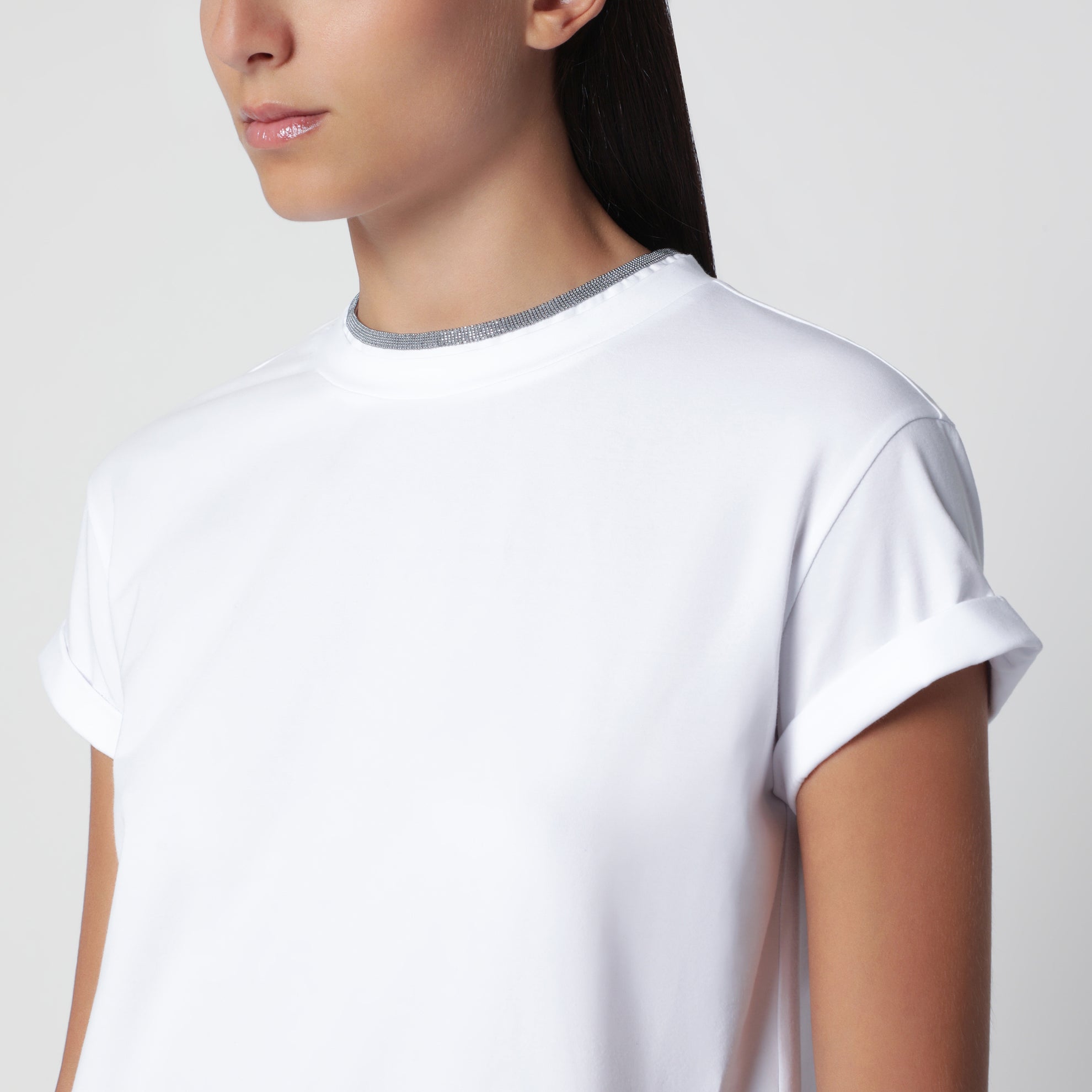 T-shirt bianca con girocollo con monile