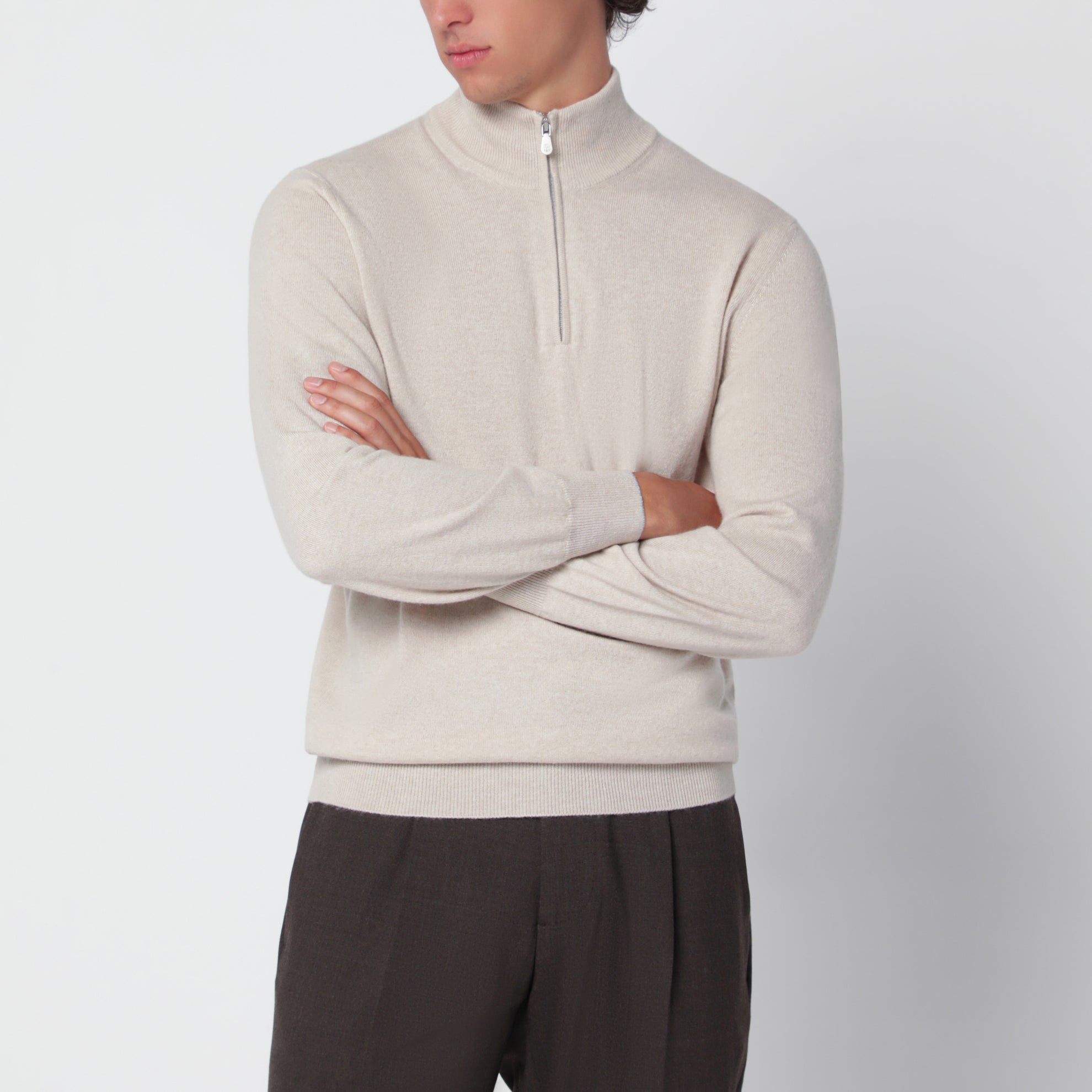 Sandfarbener Rollkragenpullover aus Kaschmir mit Zip