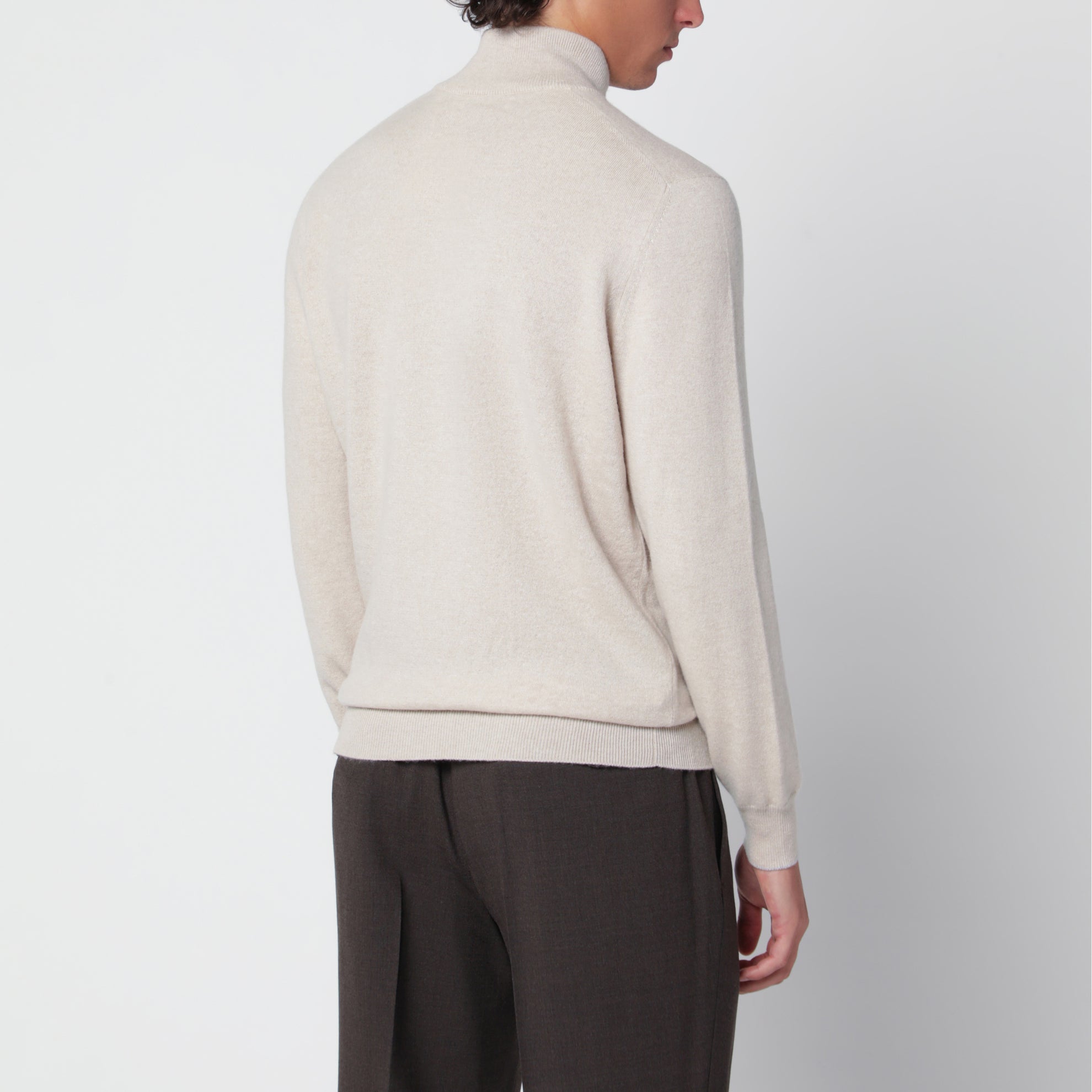 Sandfarbener Rollkragenpullover aus Kaschmir mit Zip