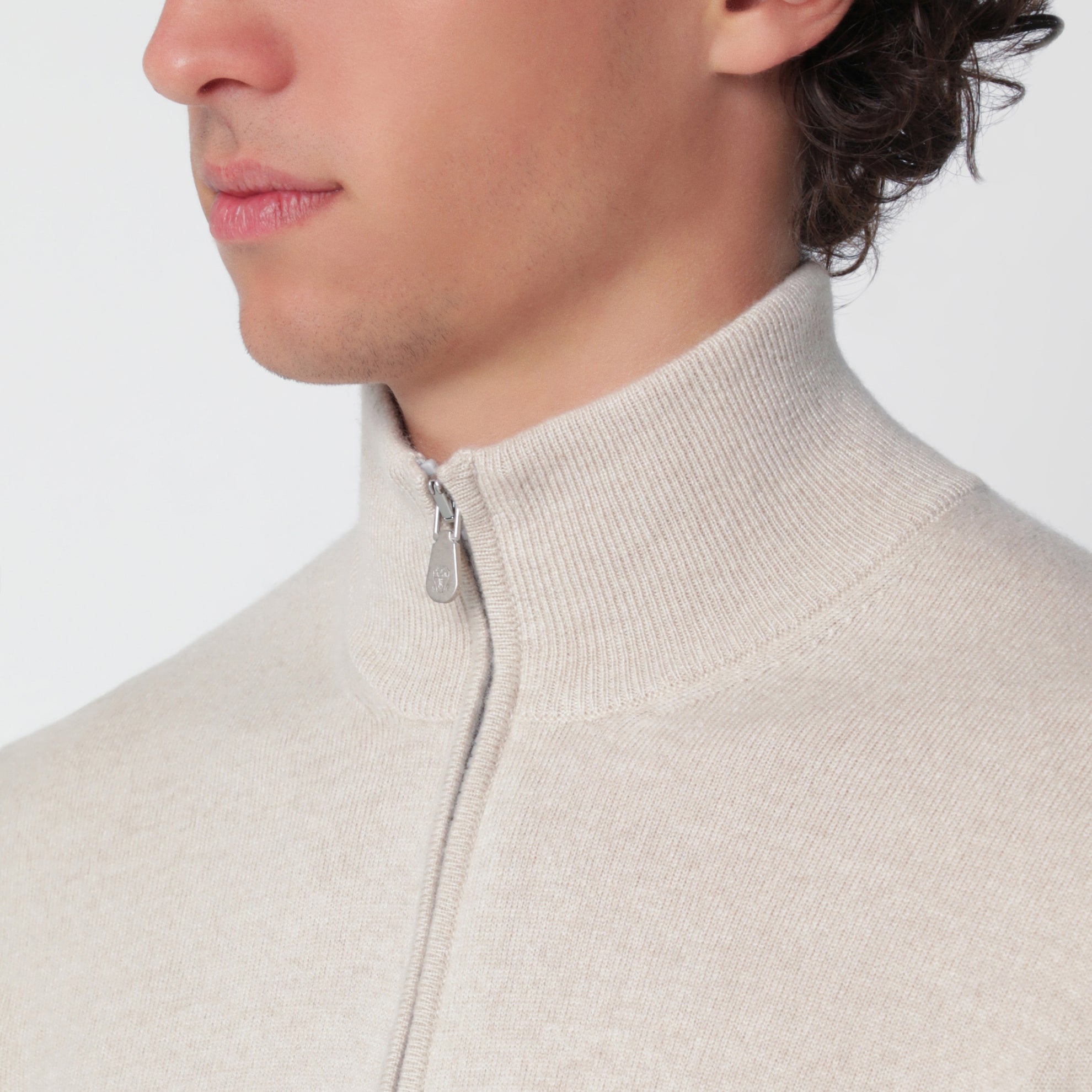 Sandfarbener Rollkragenpullover aus Kaschmir mit Zip