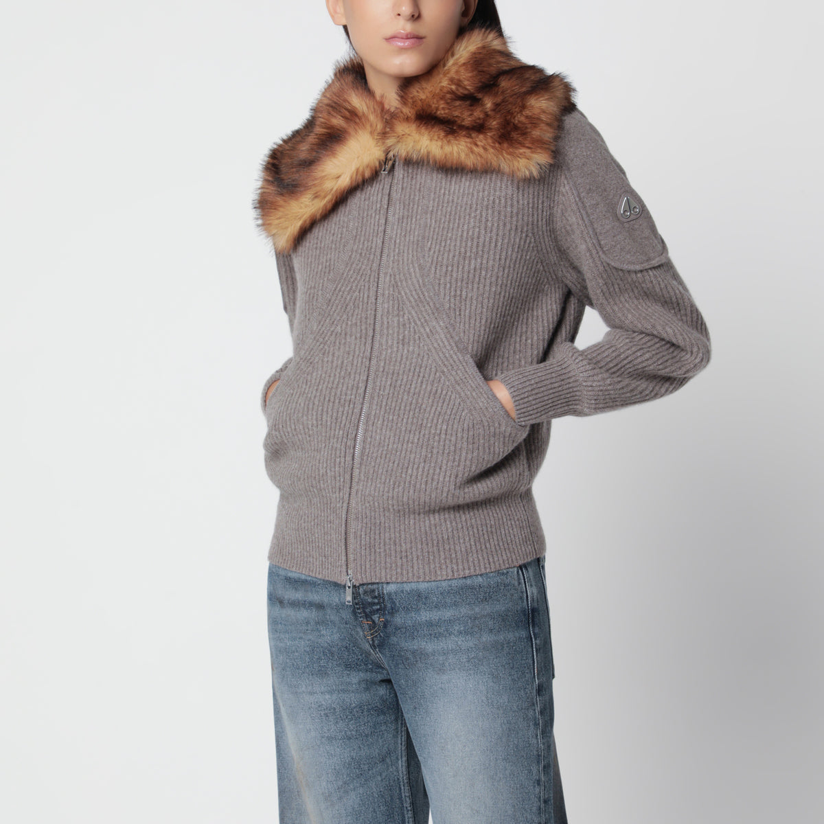 Cardigan grigio in lana con collo in ecopelliccia