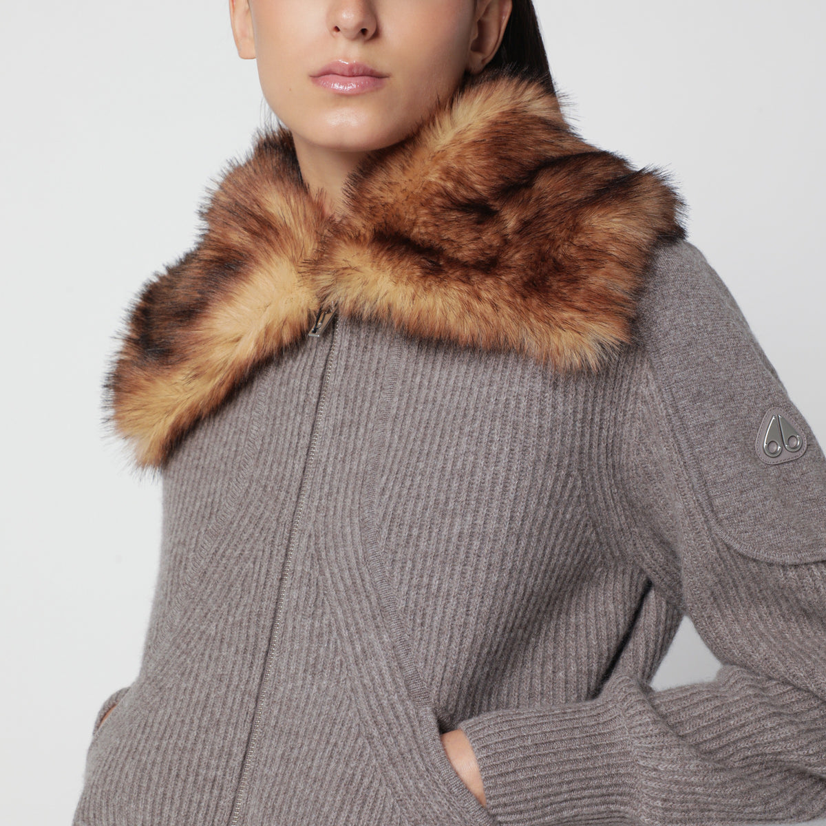 Cardigan grigio in lana con collo in ecopelliccia