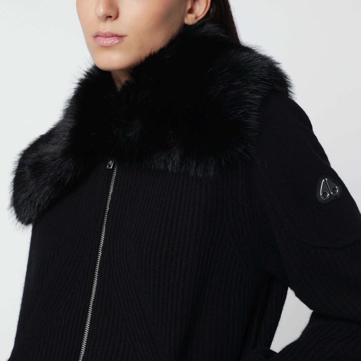 Cardigan nero in lana con collo in ecopelliccia