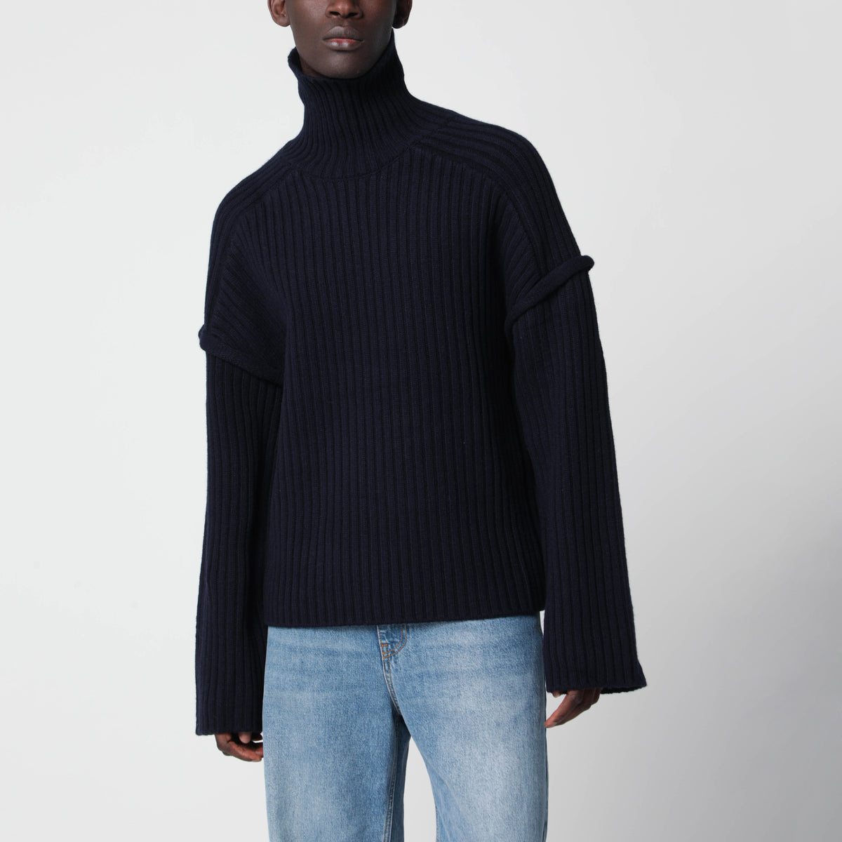 Dunkelnavyblauer Rollkragenpullover aus Rippstrickwolle